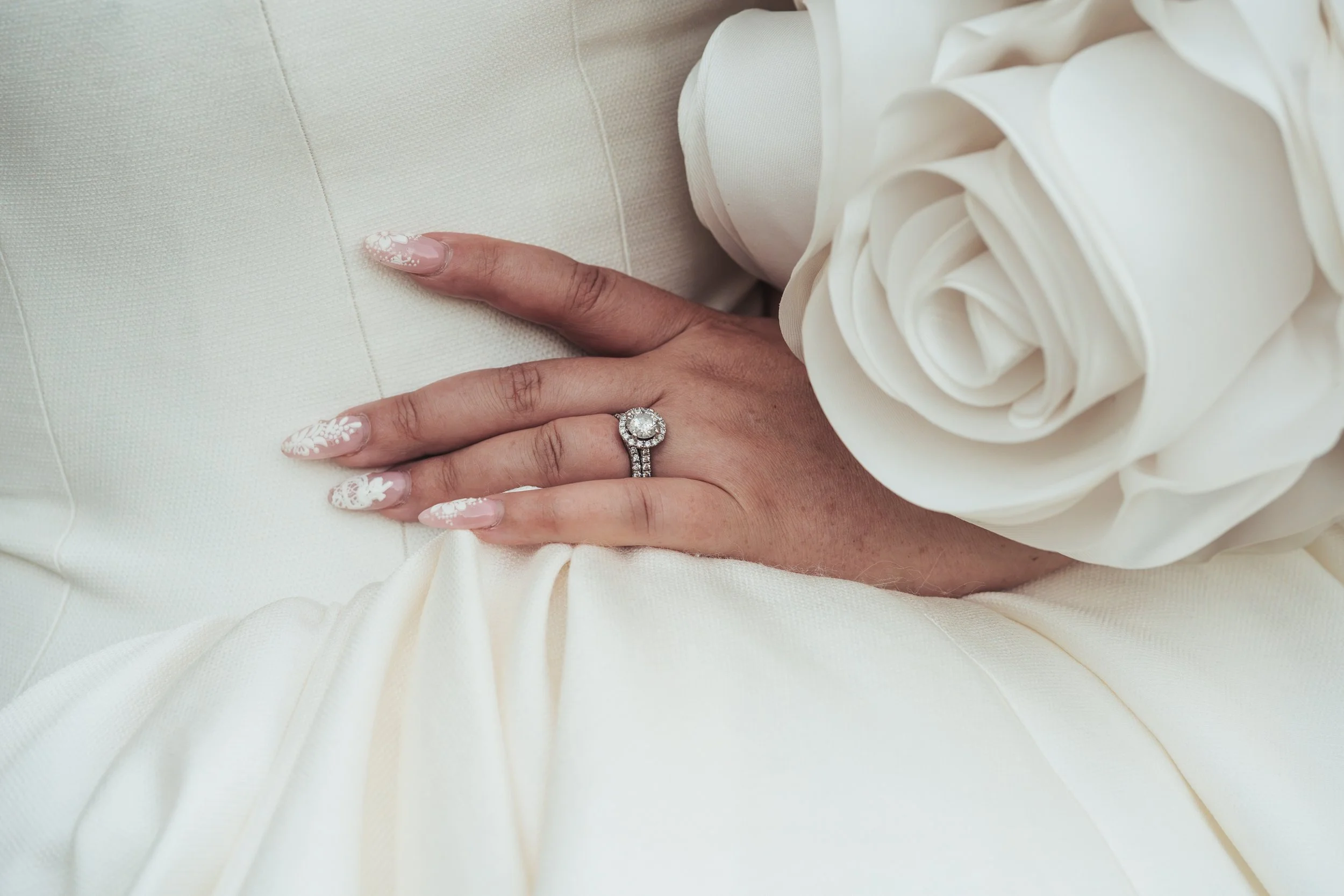 luxury rings in a wedding on a bride, photo taken by a loire valley wedding photographer