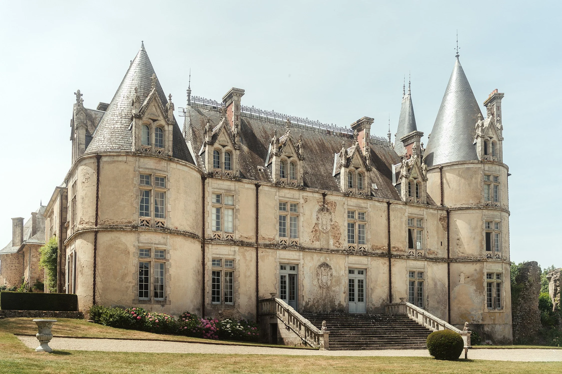 chateau la flocelliere during a wedding by a luxury destination wedding photographer based in loire valley