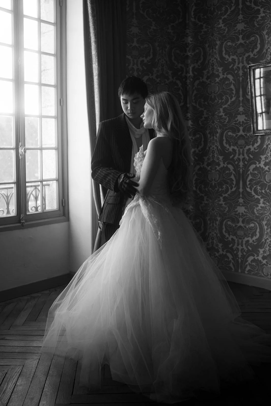 couple lors d'un mariage dans un chateau de la loire par un photographe de mariage