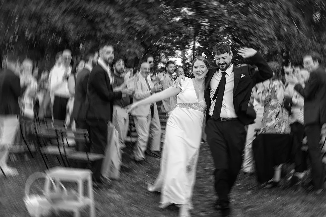 sortie de cérémonie dans un chateau de la vallée de la loire prise en photo par un photographe de mariage à angers et dans un chateau de la vallée de la loire