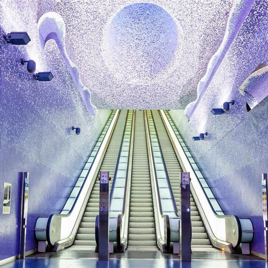 The organic architecture of Stockholm&rsquo;s subway stations (Tunelbana)

Aside from the vibrant aesthetic, some of Stockholm&rsquo;s stations are so massive and deeply set in the bedrock that they have developed their own &lsquo;self-sufficient eco