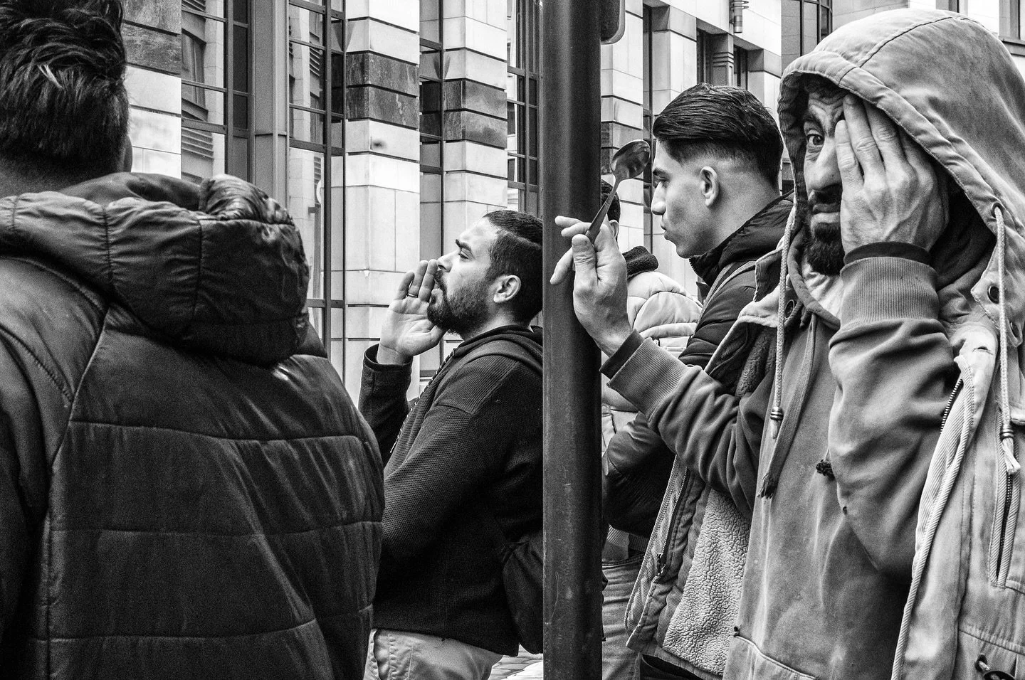 The grammar of palms

#streetphotography #blackandwhitephotography #bnwstreetphotography #bnwphoto #monochrome #streets_storytelling #storyofthestreet #streetleaks #capturestreets #everybodystreet