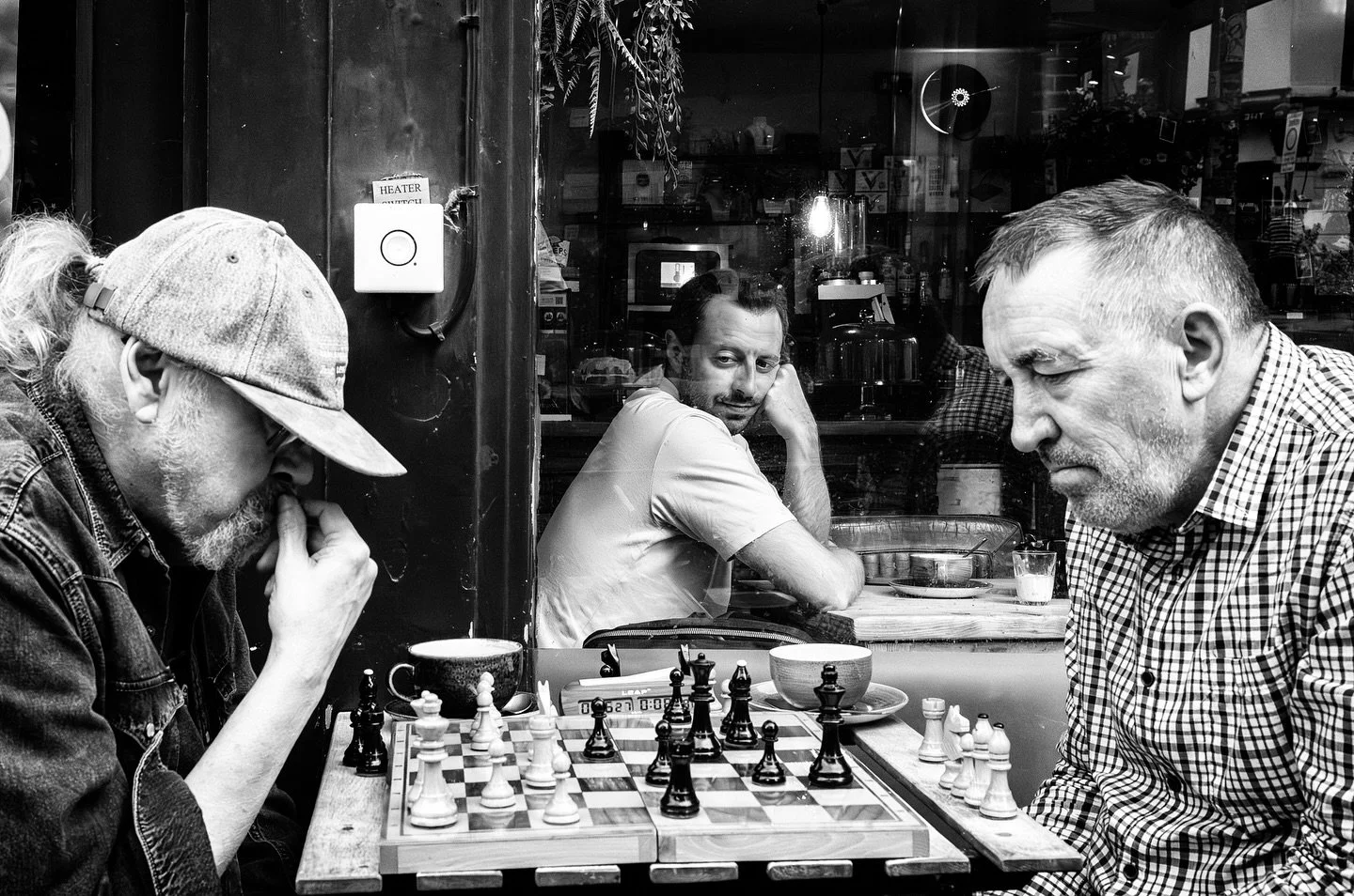 The Observation Game

#streetphotography #bnwstreetphotography #lensculture #urbanstorytelling #everydaystreet #lifeinbw #visualstorytelling #streets_unseen #chess #leica35mmsummilux