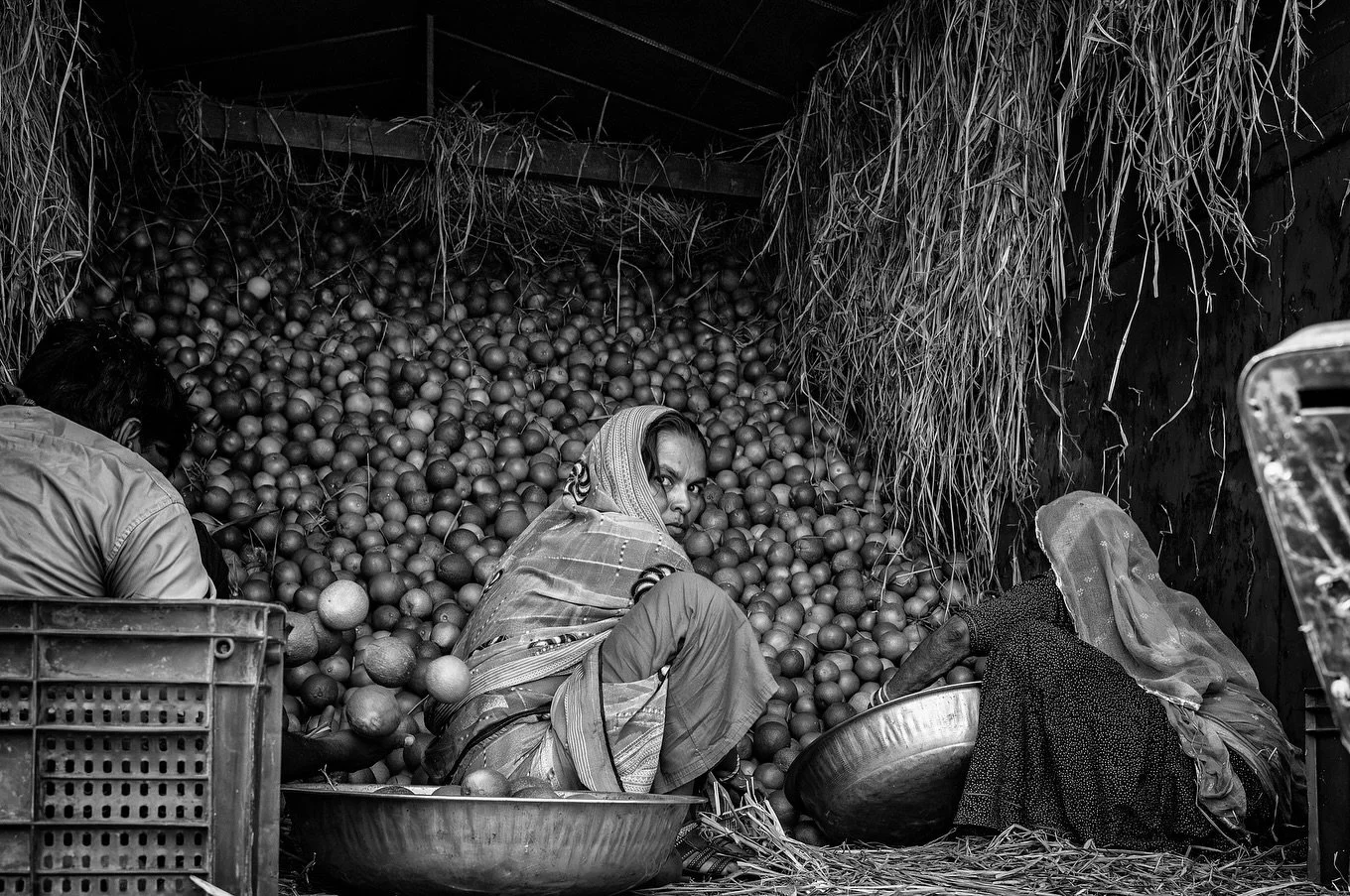 Jodhpur. The blue city. The colour runs everywhere, as the days blur and the places fold into each other.

#BlackAndWhitePhotography #StreetPhotographyBW #DocumentaryPhotography #EverydayLifeBW #VisualStorytelling #HandsTellStories #NoiseOfLife #Cand