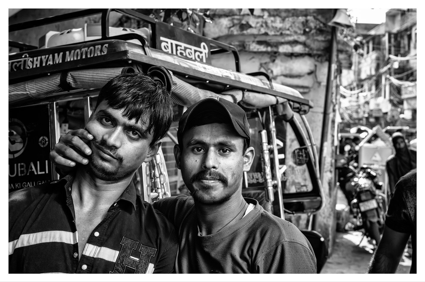 So many faces, so much life

#india #portraitphotography #streetphotography #bnwphotography #documentaryphotography #travelphotography #humanstories #everydayindia #facesofindia #leicaphotography #storytellingphotography #photooftheday #indianportrai