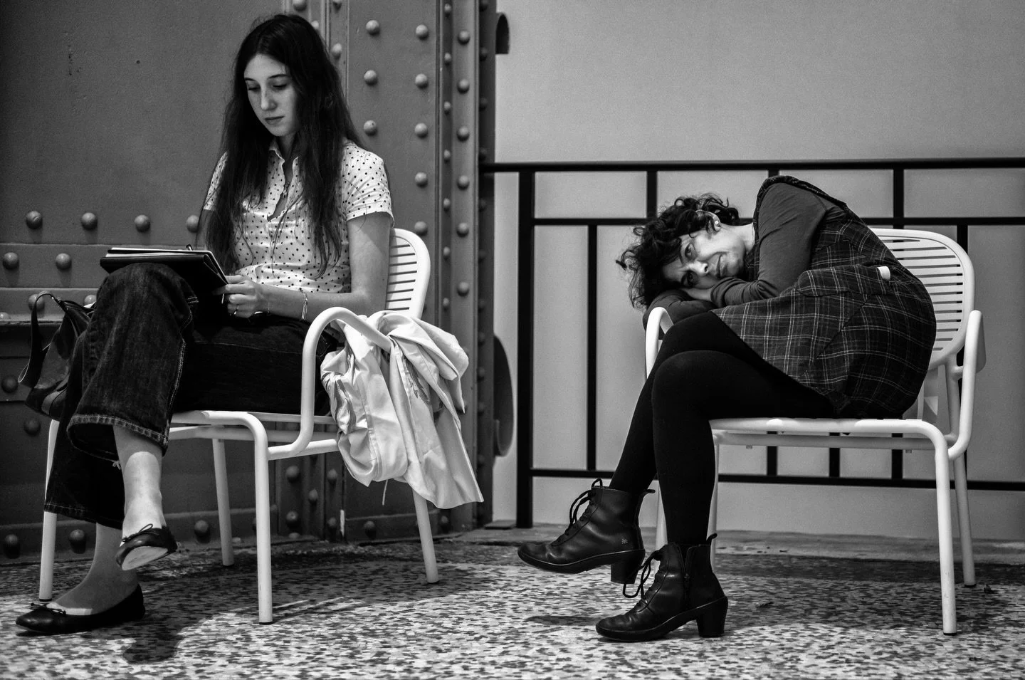 Paris Photo 2025

#parisphoto2025 #parisphoto #monochrome bnwportrait blackandwhitestreet streetphotography parisstreet leicam11 streetmood streetcapture