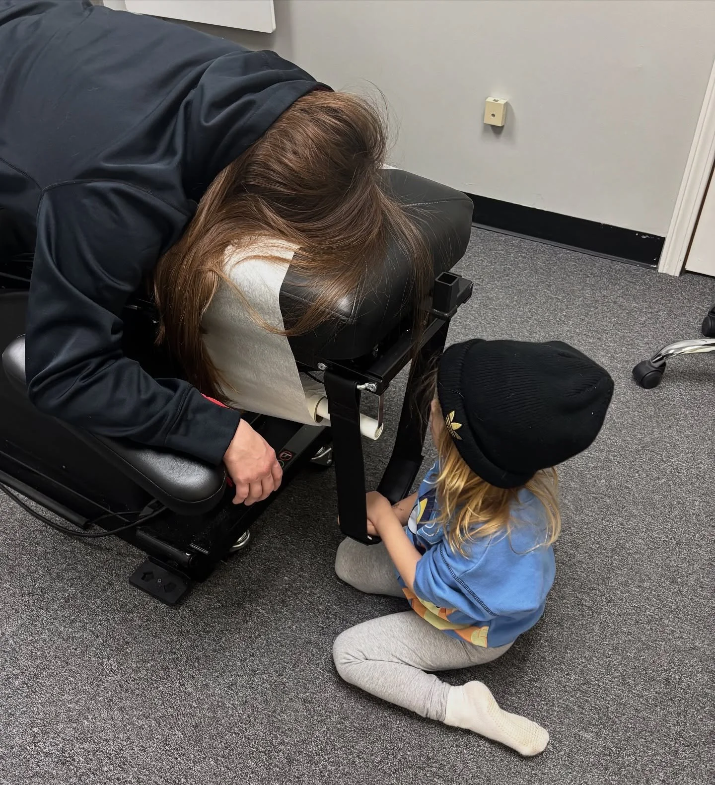 Conversations on (or under?! 😜) the chiro table are the best they say &hellip;. Happy Weekend, everyone!