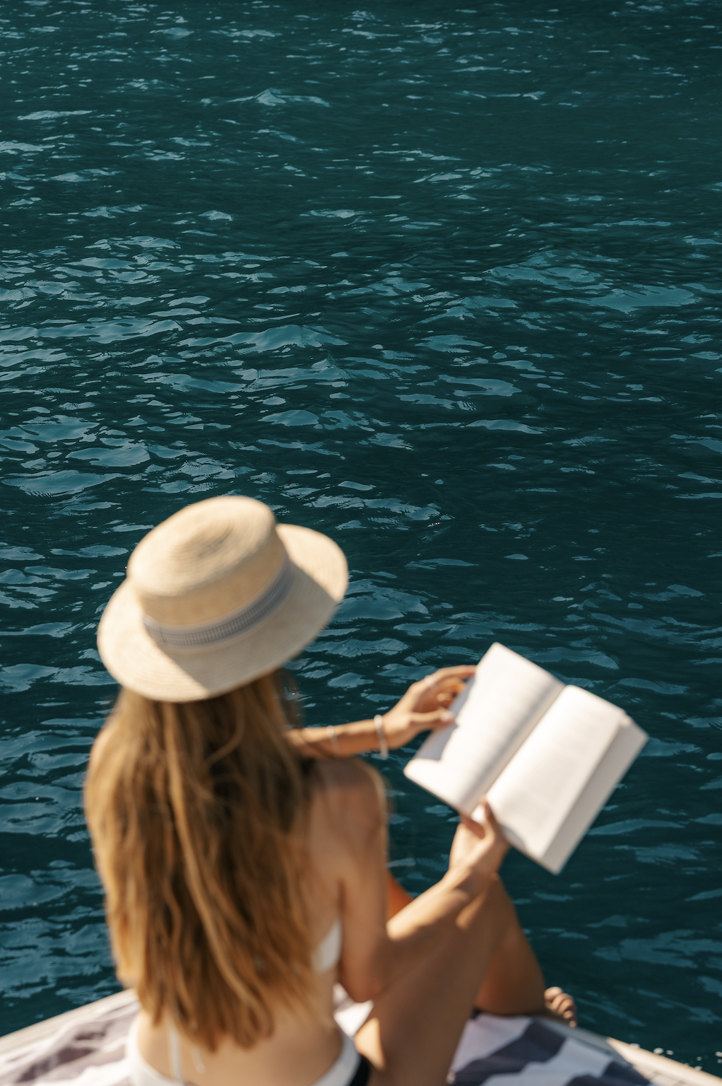 reading-amalfi-coast