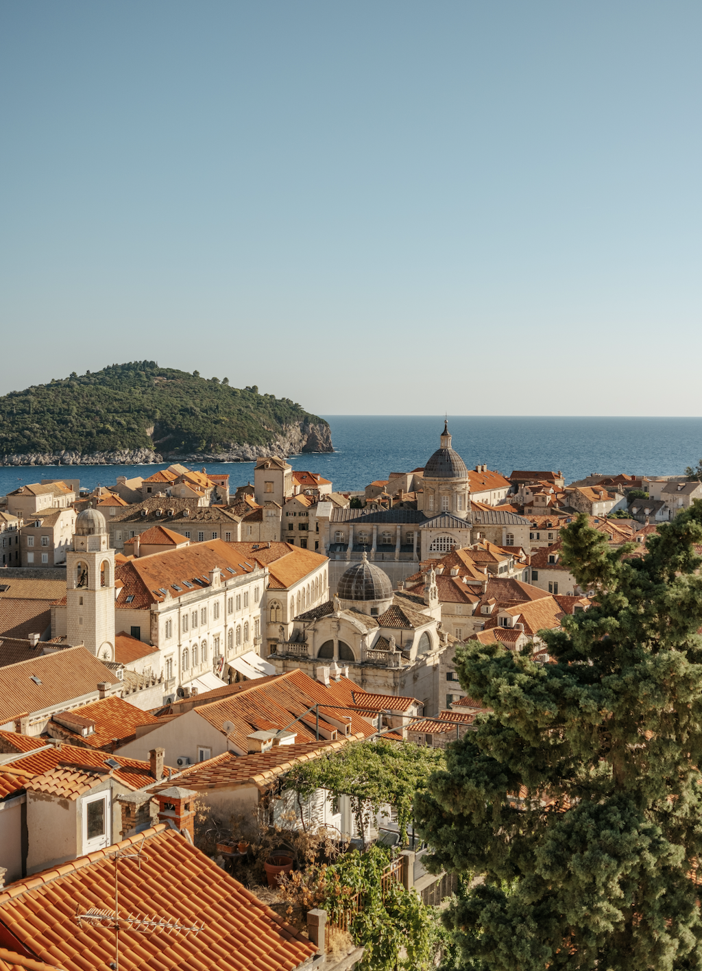dubrovnik-old-town-rooftops-sea-view