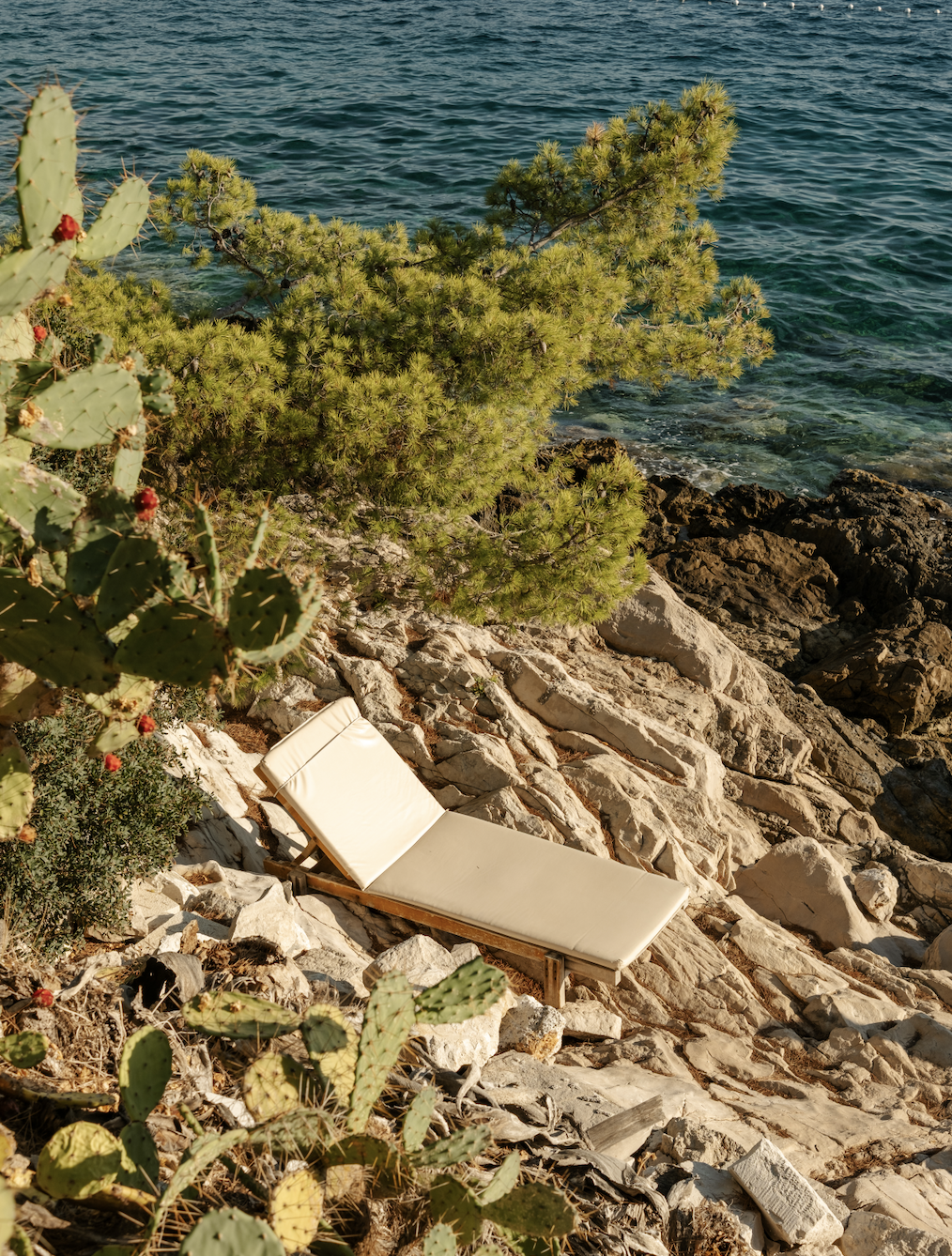 seaside-sunlounger-rocky-mediterranean-coast-hvar