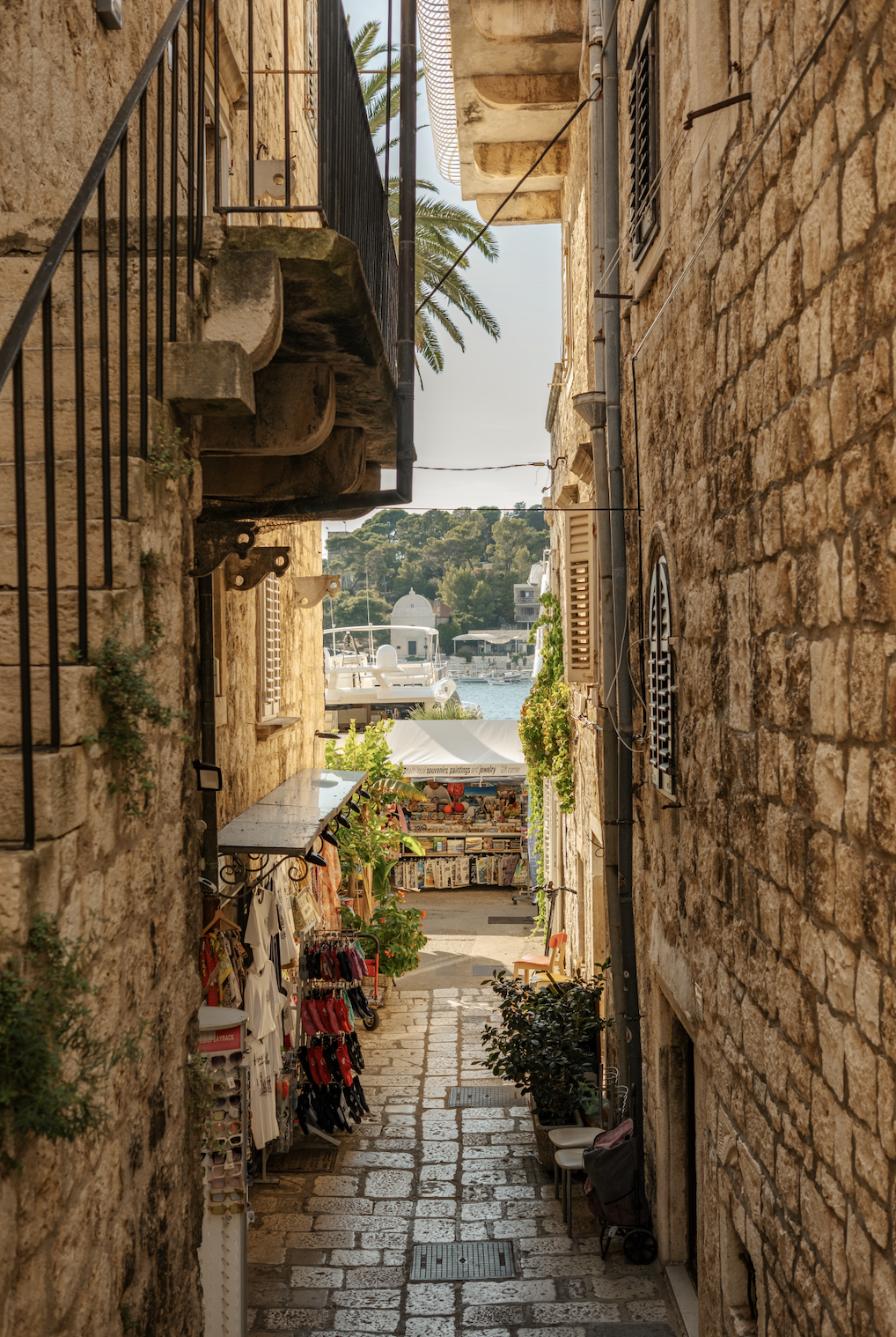 historic-stone-alley-harbor-view