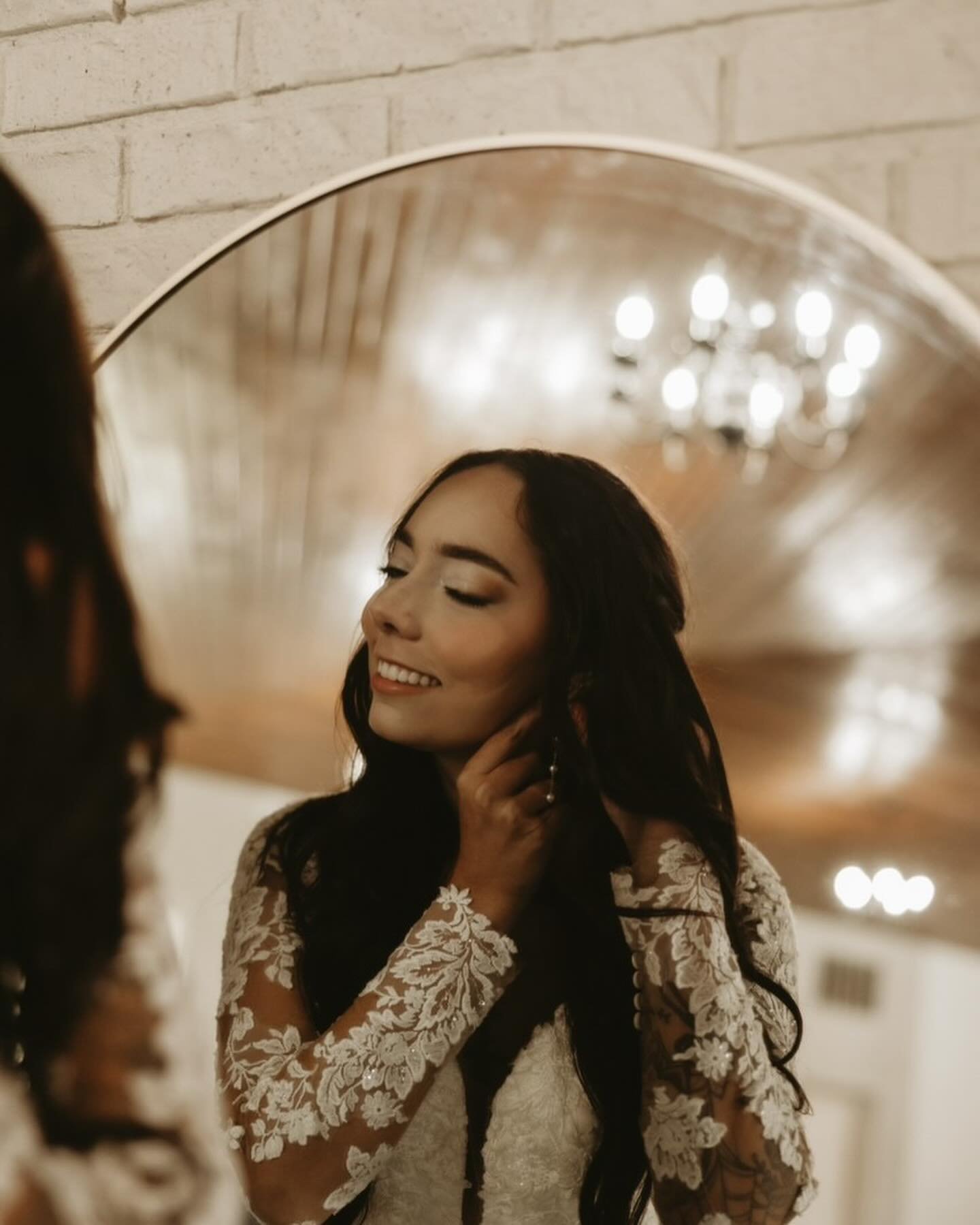I love love love seeing final wedding photos from clients 🤍 Obsessed with how beautiful Shelby looked for her wedding!
📸 @lauraspencerphotography
.
.
.
#michiganmakeup #makeupartist #weddingmakeup #kalamazoomakeupartist #kalamazooweddings #k