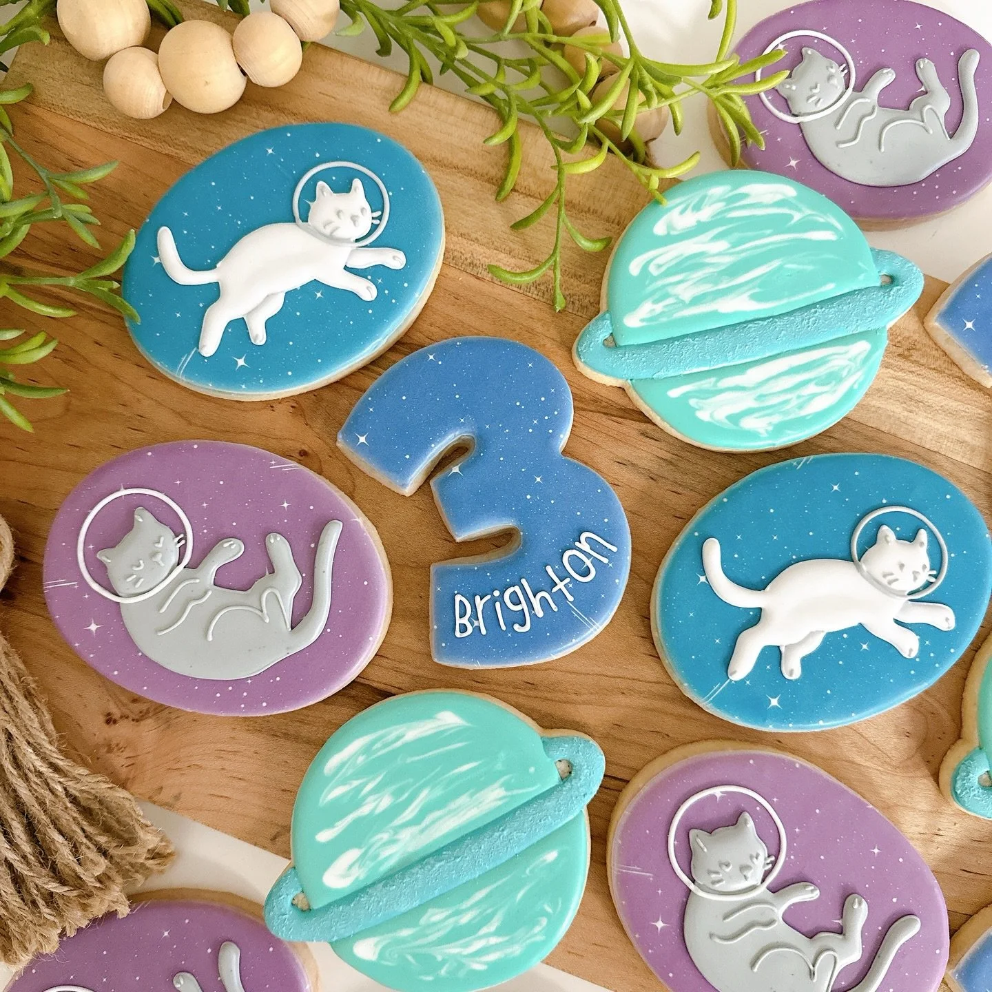 What&rsquo;s the cutest thing ever?? Astronaut kitties, duh 🙄 

#michellesbakingobsession #shoplocaldurham #durhamcookies  #smallbusinessdurhamnc #astronautkitties