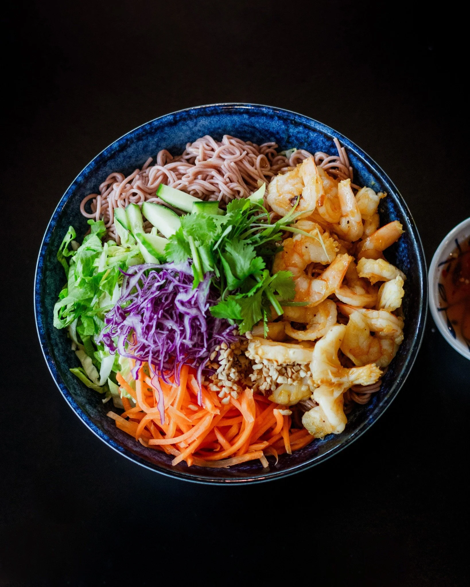 A noodle salad that&rsquo;s anything but boring &mdash; fresh, zesty, and loaded with buttery garlic prawn goodness 🥢✨