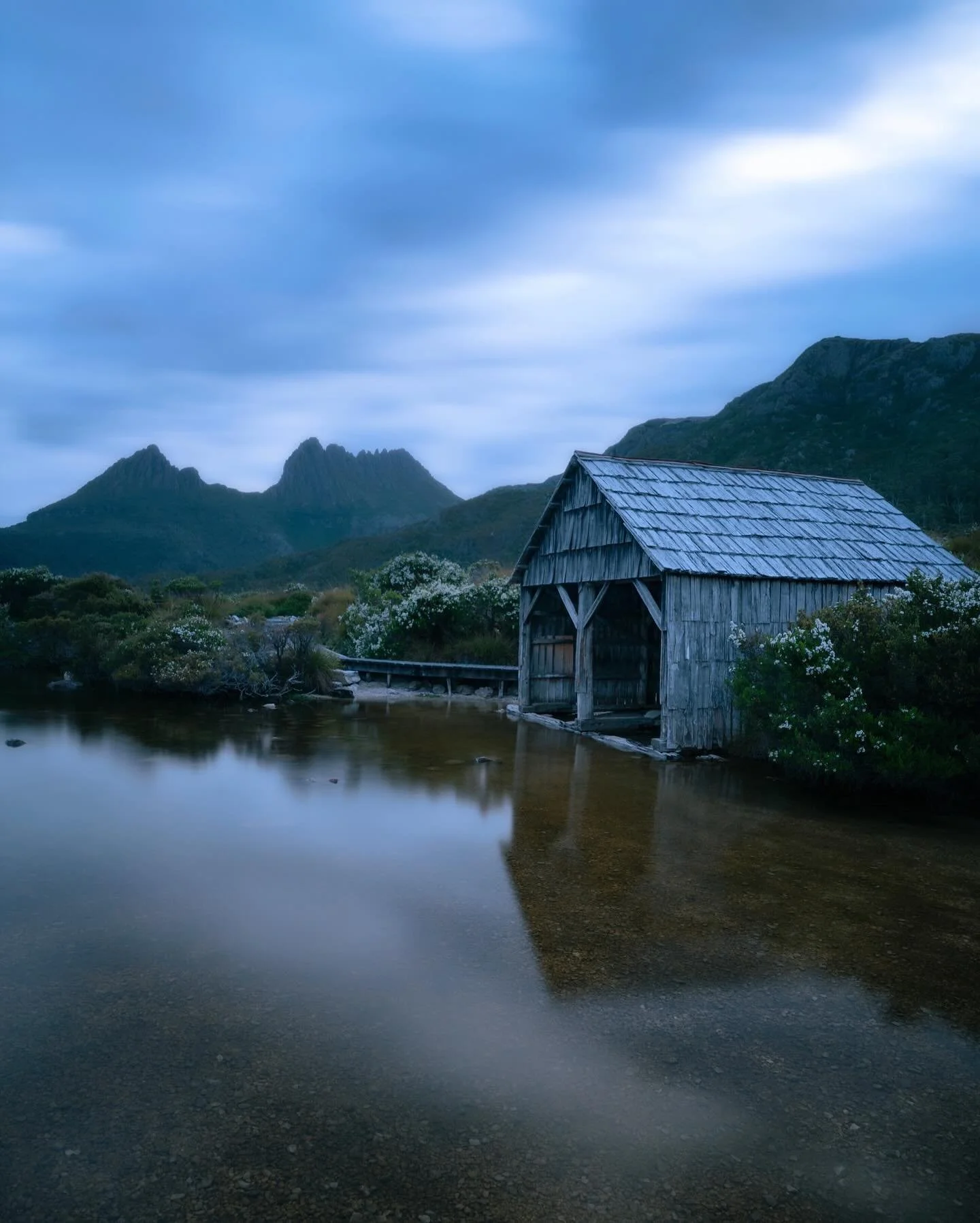 For what seems a beautiful calm scene, was actually a dogfight from the late afternoon entrance boom gate and a furious sprint to get to this spot before the sun went down. Worth it to have nobody around ✌️

#tasmania #cradlemountain #australia #seea