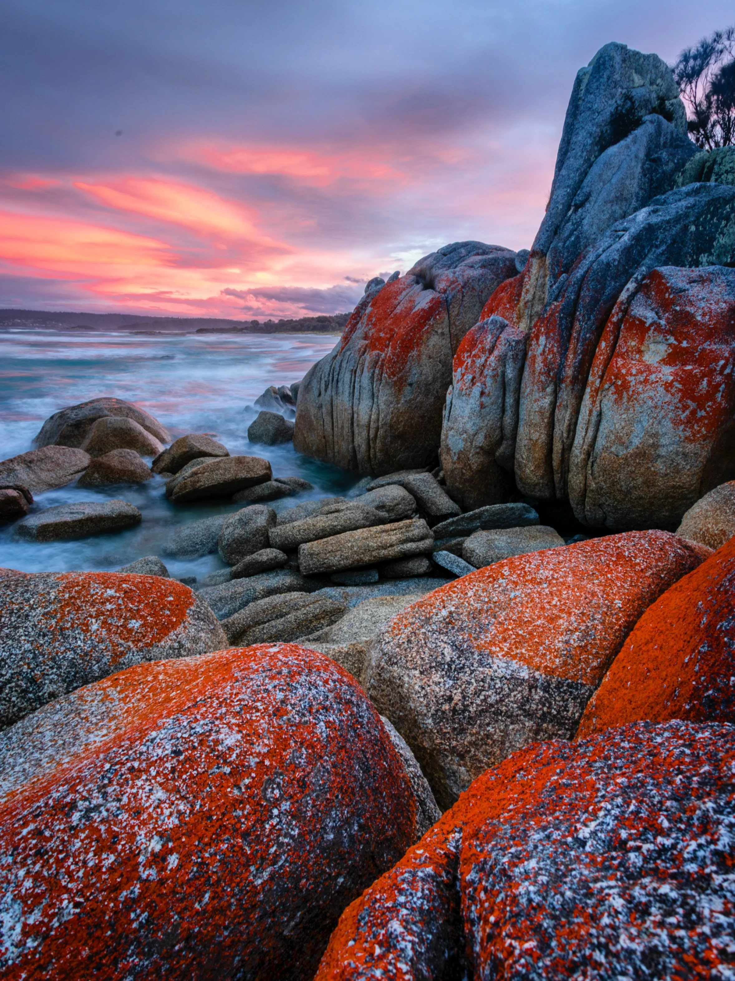I had a wonderful couple of weeks travelling around the east coast of @tasmania and shot this cheeky sunset on the last day of the road trip. For such a relatively small island it has so many beautiful places to photograph. 

#tasmania #bayoffires #l