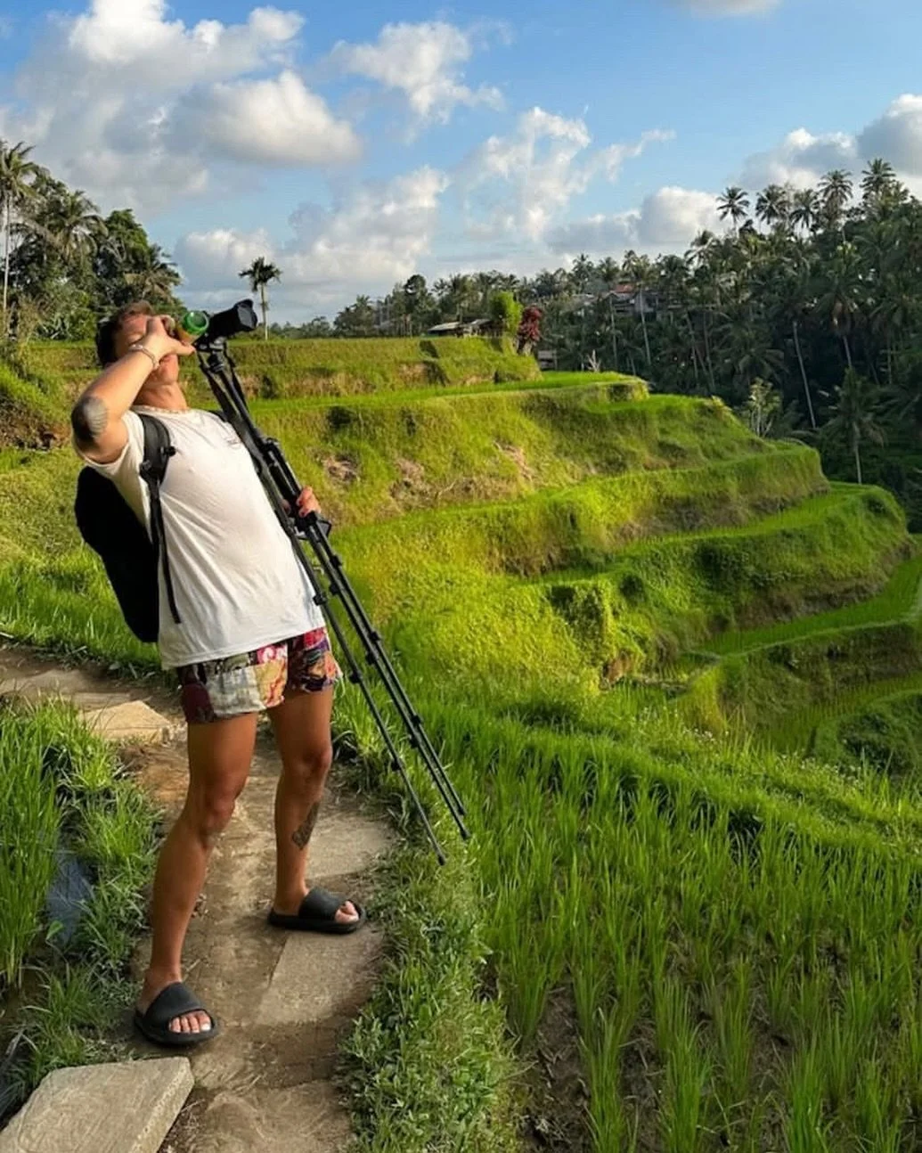 Always have a tripod ready in case you have to lean back on one 🌴

#landscapephotography #bali #indonesia #ricepaddies #travelphotography