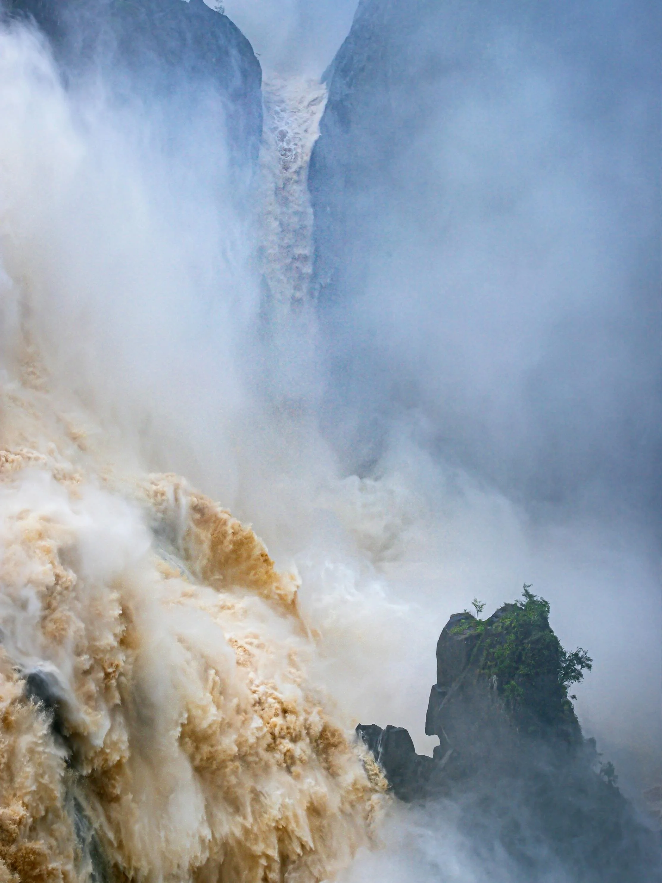 Behold the mighty Barron River in full monsoon flood. It&rsquo;s quite a spectacle to see the little plants hanging on for dear life as the heavens open above them. 

#barronfalls #exploretnq #tropicalnorthqueensland #queensland #waterfall