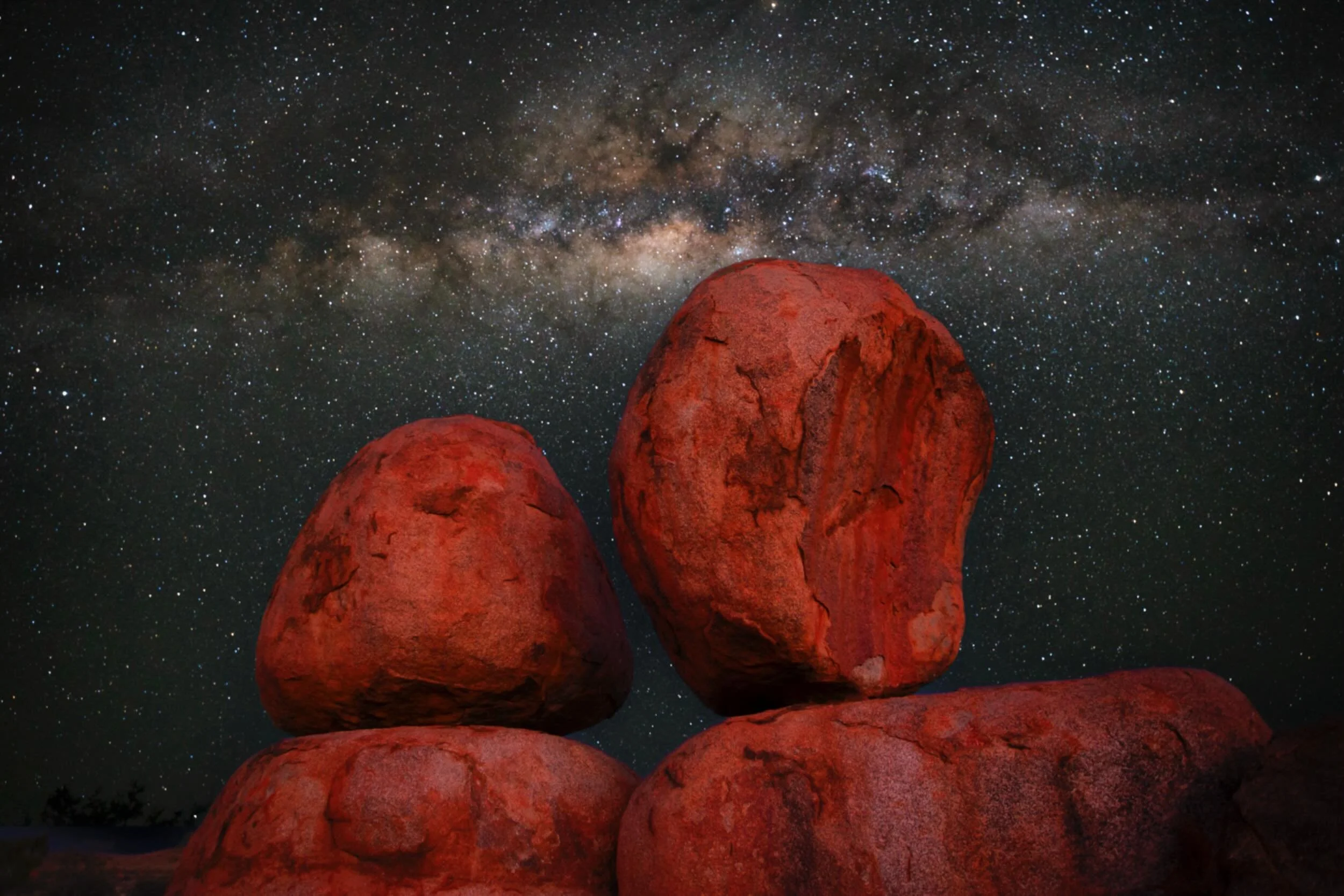 Roll the Devil&rsquo;s Marbles at Karlu Karlu 🪐

Watching these boulders transform in colour through the afternoon was mesmerising. Like Uluṟu, the rock permeates a glow of vibrant rust, orange and red as the sun fades. I was so caught up in it I en
