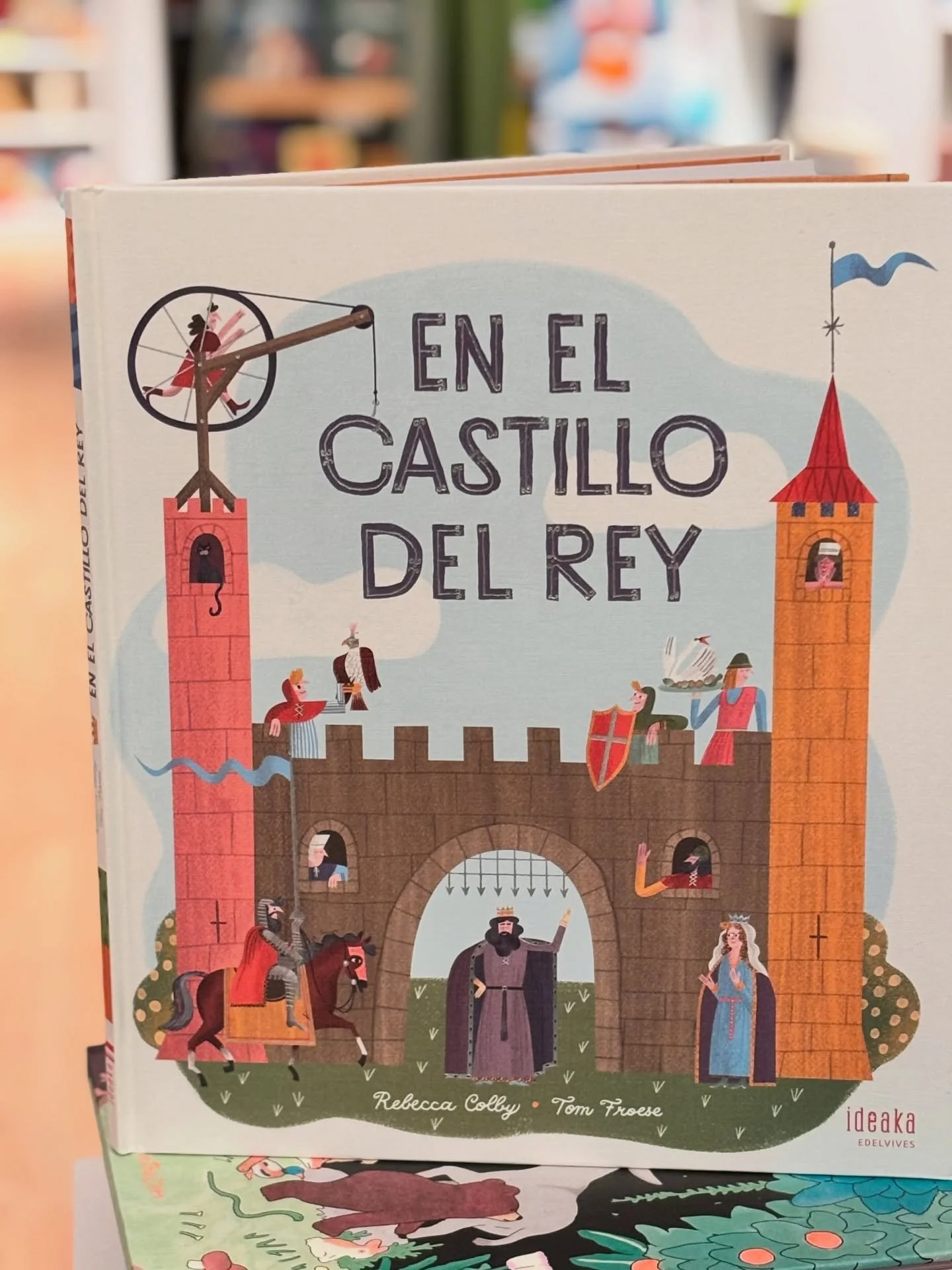 🏰 Quieres construir un castillo medieval?? El pr&oacute;ximo s&aacute;bado 17 a las 18 hs tenemos una nueva sesi&oacute;n del ciclo Peque&ntilde;as arquitecturas de la literatura junto a @chiquitectos 
Inspirados en el libro &ldquo;En el Castillo de