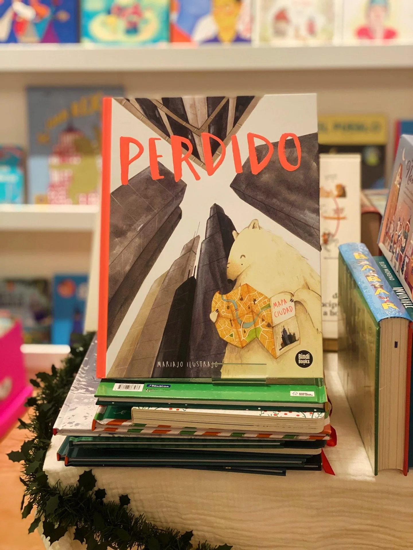 ✨ &ldquo;Perdido&rdquo; de @ilustrajo (publicado por @bindi.books) es uno de esos libros que, aunque ya tiene un par de a&ntilde;os, nunca deja de ser relevante. Siempre lo recomendamos y es cada vez m&aacute;s necesario. 
La historia sigue a un oso 