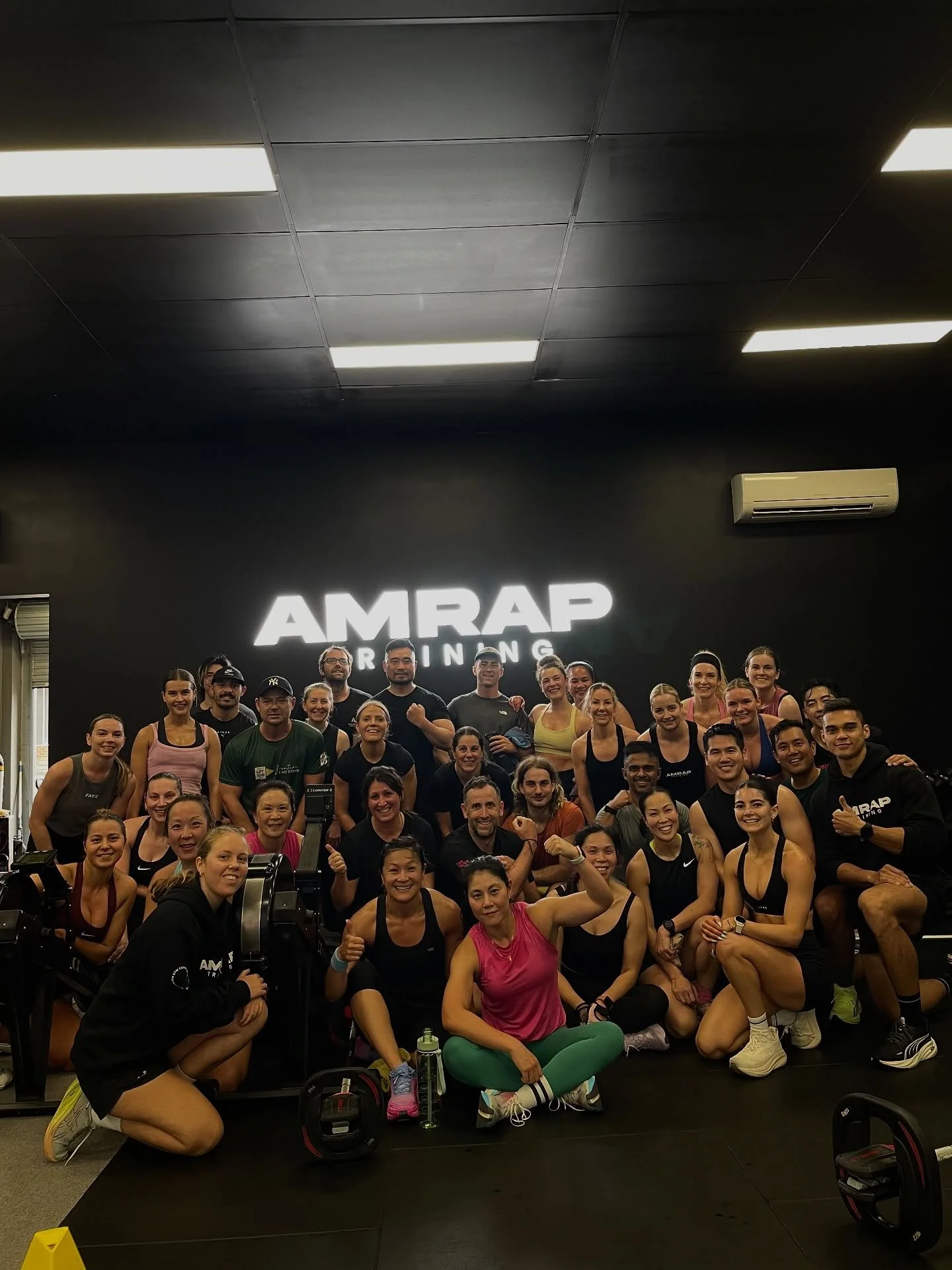 We love our Saturday sessions here at AMRAP 💛💛💛

Last 80min HYROX sessions tomorrow crew, bring the heat 🔥

See you tomorrow morning 💪🏼