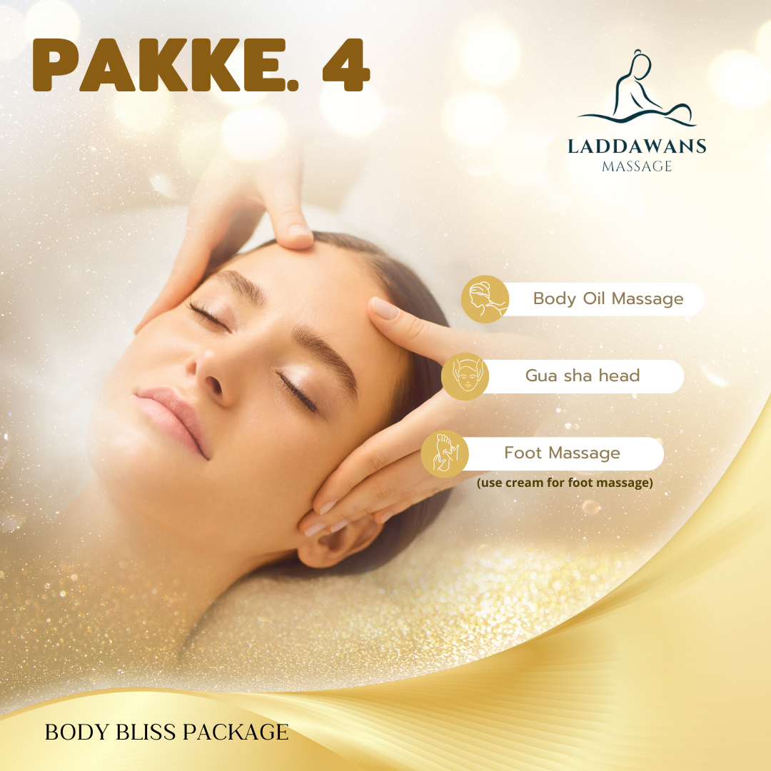 En kvinde får en afslappende ansigtsbehandling på en massageklinik. Tekst på billedet beskriver pakke 4, der inkluderer kropsolie-massage, gua sha hovedmassage og fodmassage. Billedet har en blød, gylden baggrund med glitrende effekter.