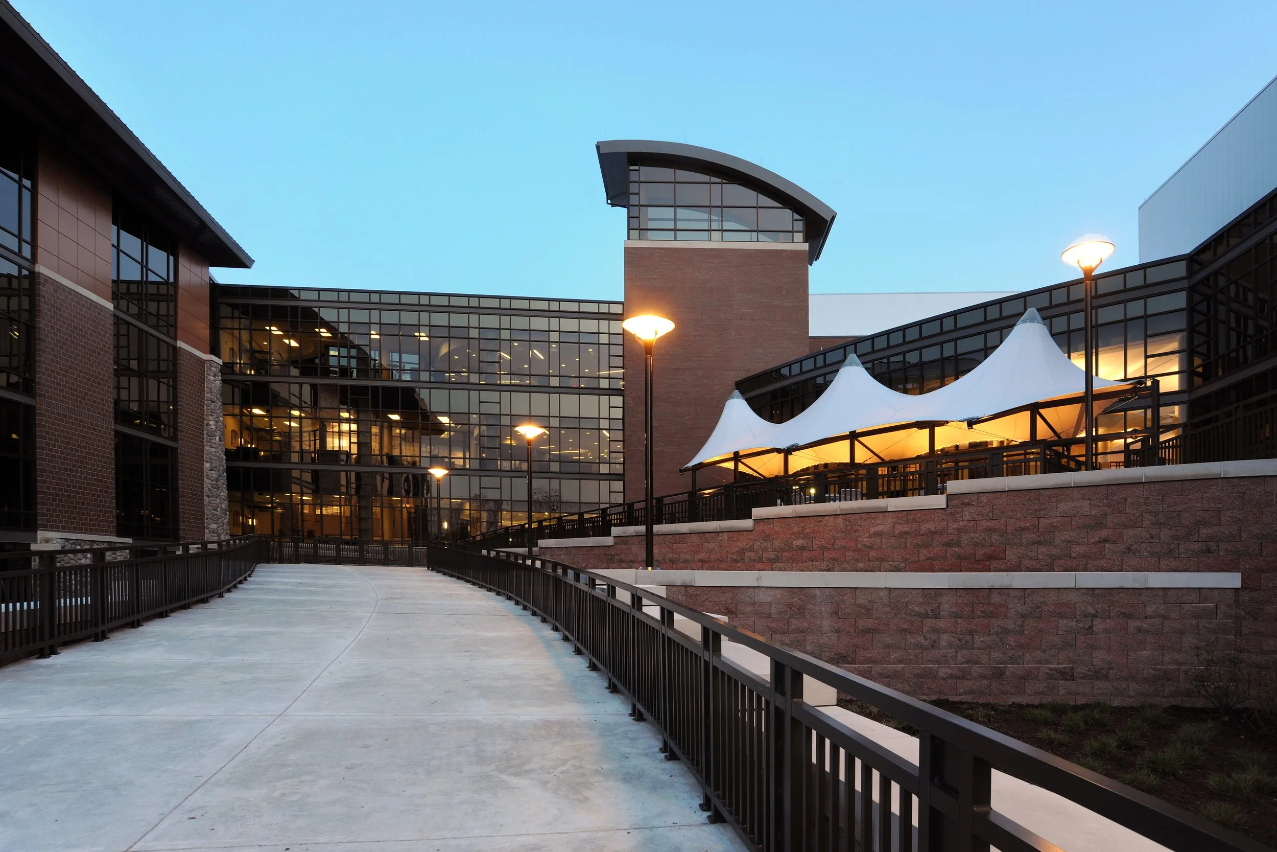 HFWB Hospital Exterior Courtyard 01.jpg