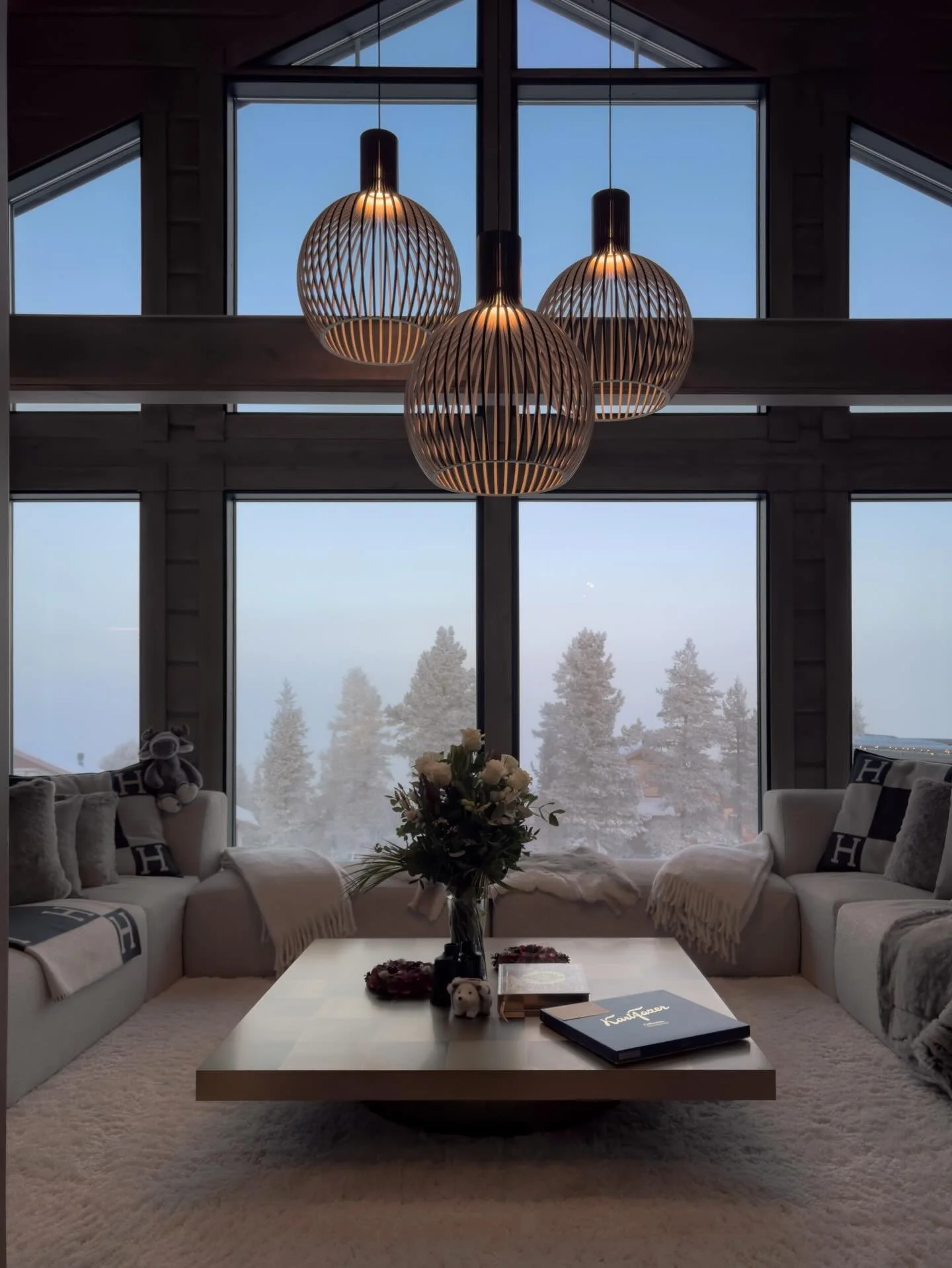 The heart of @chalet_utsu: soft light, arctic views, and pure serenity ☁️🤍
Book your New Year stay starting December 27.

Contact us for more details:
E. info@ar-lifestyle.com
P. +33 628 261 898