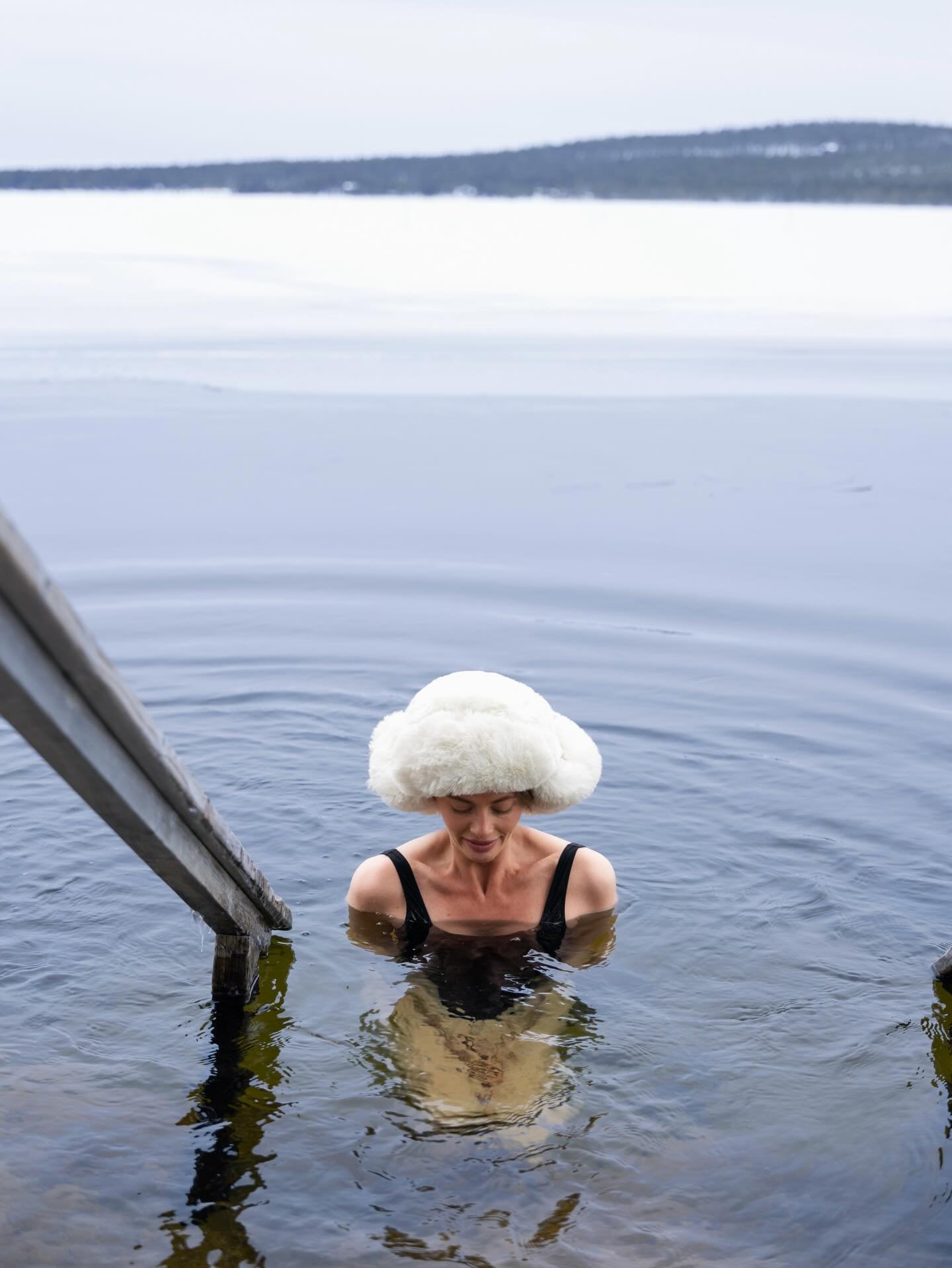 Wrapped in silence, held by ice, softened by nature &mdash; Utsu moments 💦🧖&zwj;♀️ @sofiaruutu 

Contact us to book your stay:
E. info@ar-lifestyle.com
P. +33 628 261 898

📸 @jereviinikainen
#chaletutsu #utsumoments #lapland