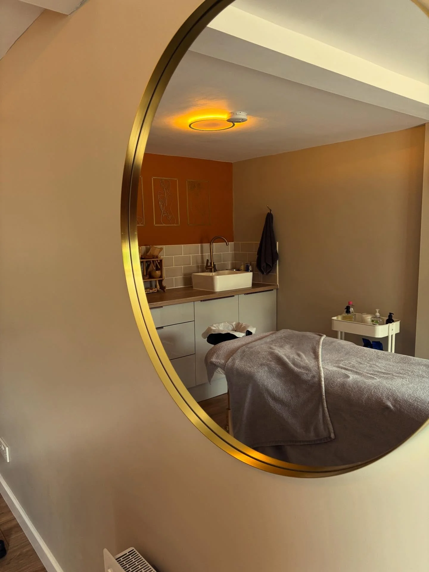 I&rsquo;ve had so much fun designing this room and now I get to share it with you ✨

Be.well studio is now open! Book your next massage in this gorgeous space and feel more relaxed than ever.

Booking through the link in bio

____

Hi, I&rsquo;m Paul