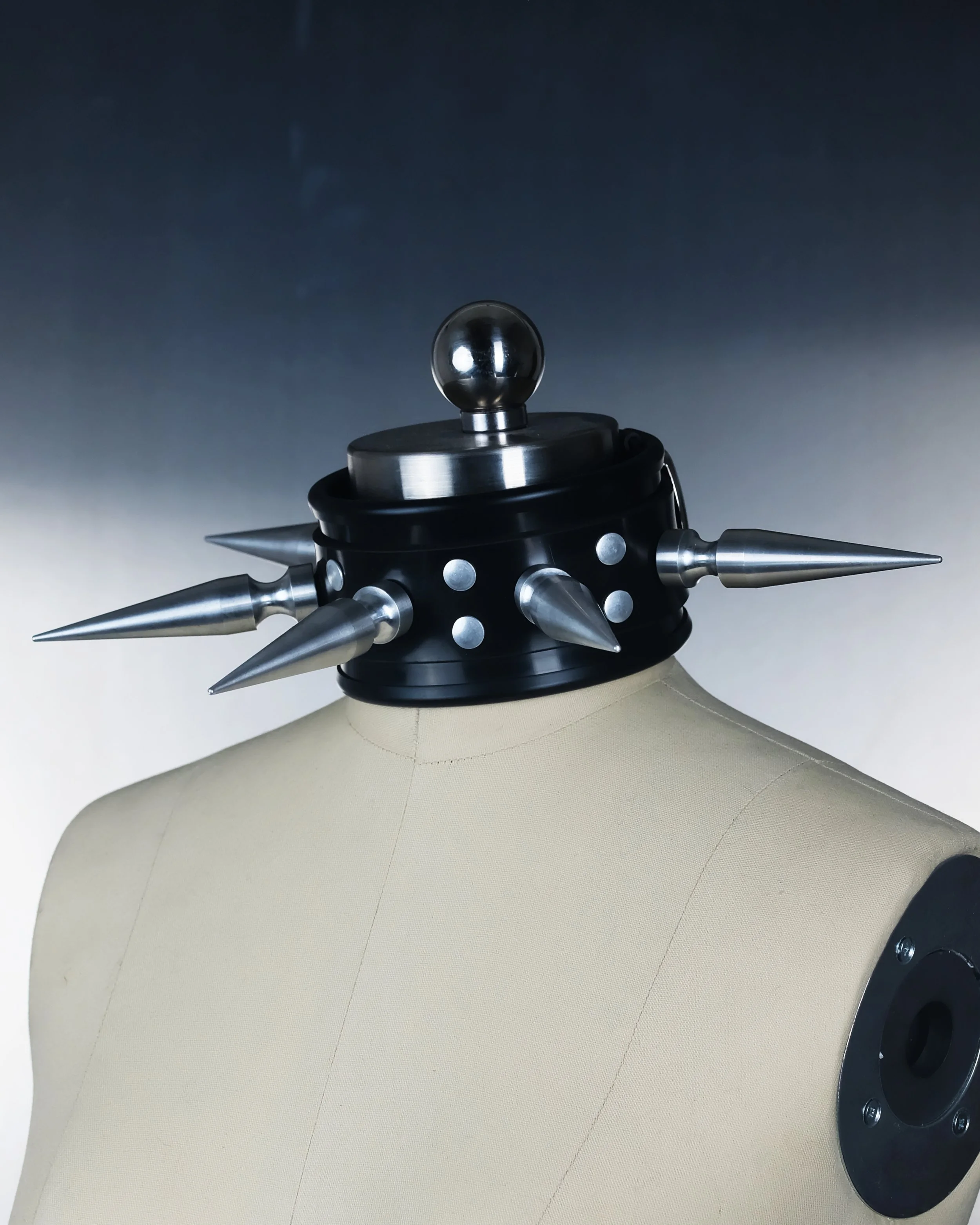 SIGNATURE SPIKE COLLAR - 2025