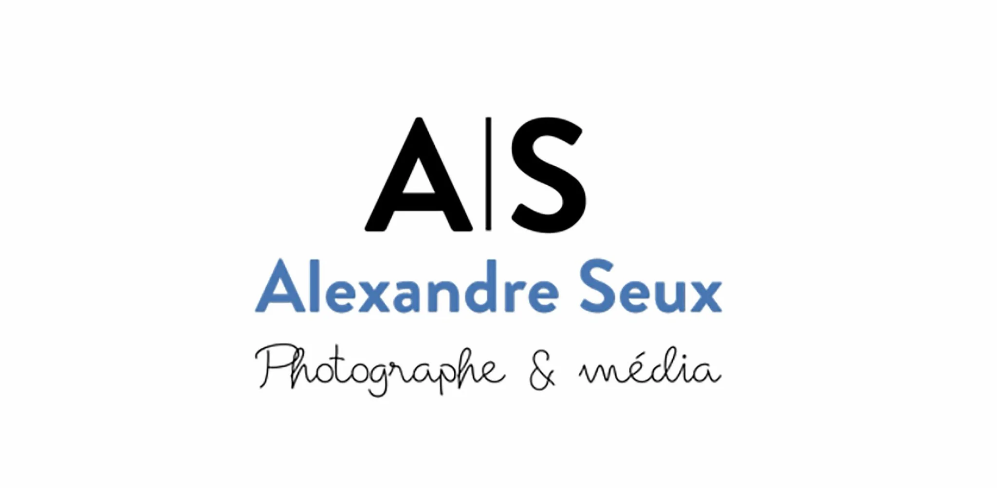 Logo avec le texte "A|S" en haut, "Alexandre Seux" en bleu en dessous, et "Photographe & média" en écriture cursive en dessous.