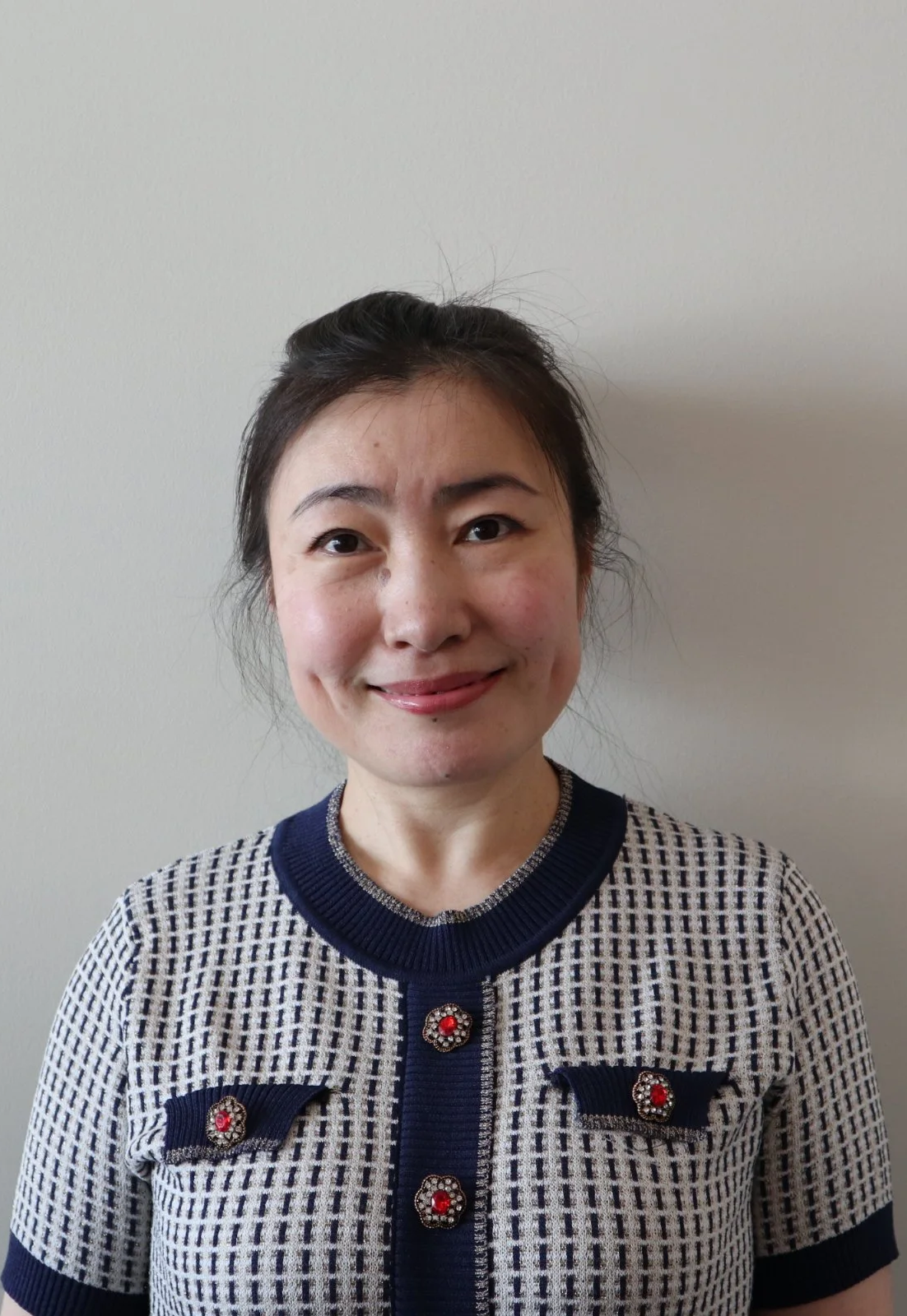 Tina Yang is a female RMT or Massage Therapist providing care for Mandarin Chinese speakers in the Meadowvale region of Mississauga. She also provides extracorporeal shockwave therapy and does Sacro-Cranial work.