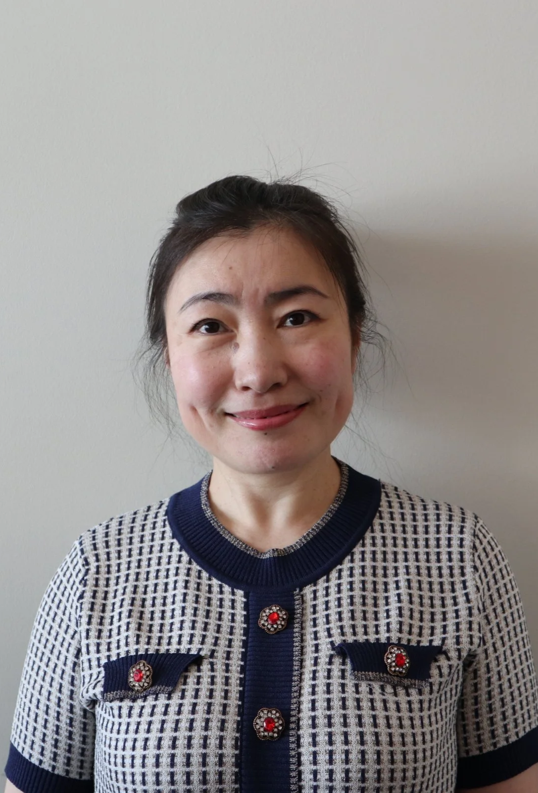 Tina Yang is a female RMT or Massage Therapist providing care for Mandarin Chinese speakers in the Meadowvale region of Mississauga. She also provides extracorporeal shockwave therapy and does Sacro-Cranial work.