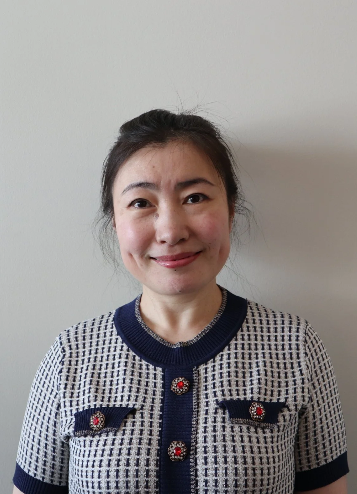 Tina Yang is a female RMT or Massage Therapist providing care for Mandarin Chinese speakers in the Meadowvale region of Mississauga. She also provides extracorporeal shockwave therapy and does Sacro-Cranial work.