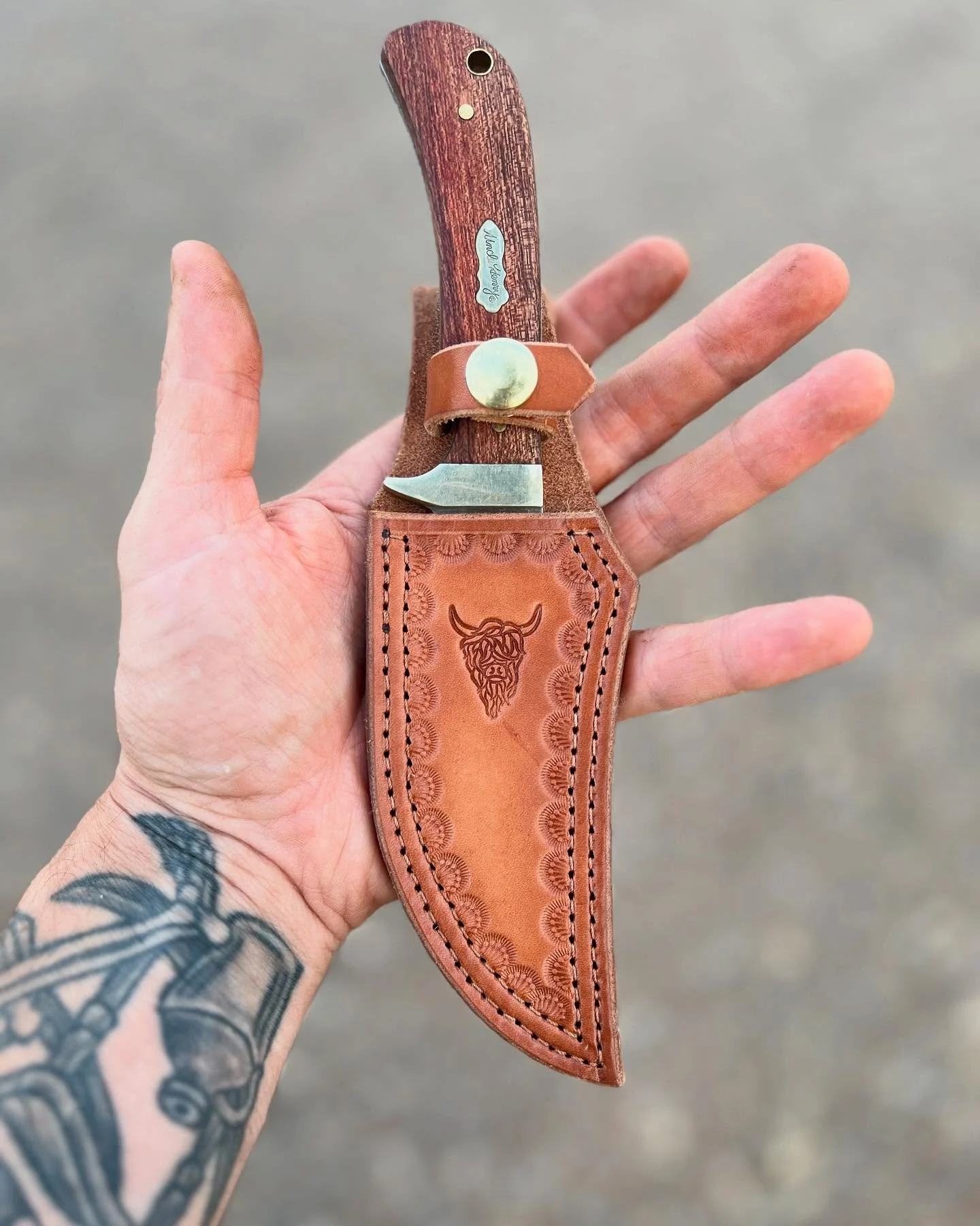 I like making sheaths. Getting a knife from a customer making a pattern and watching it all come together is such a cool experience. Nothing beats the feeling of creating. #knife #knifemaking #sheathmaking #leather #cowboy #cowgirl #outdoor #ranch #h