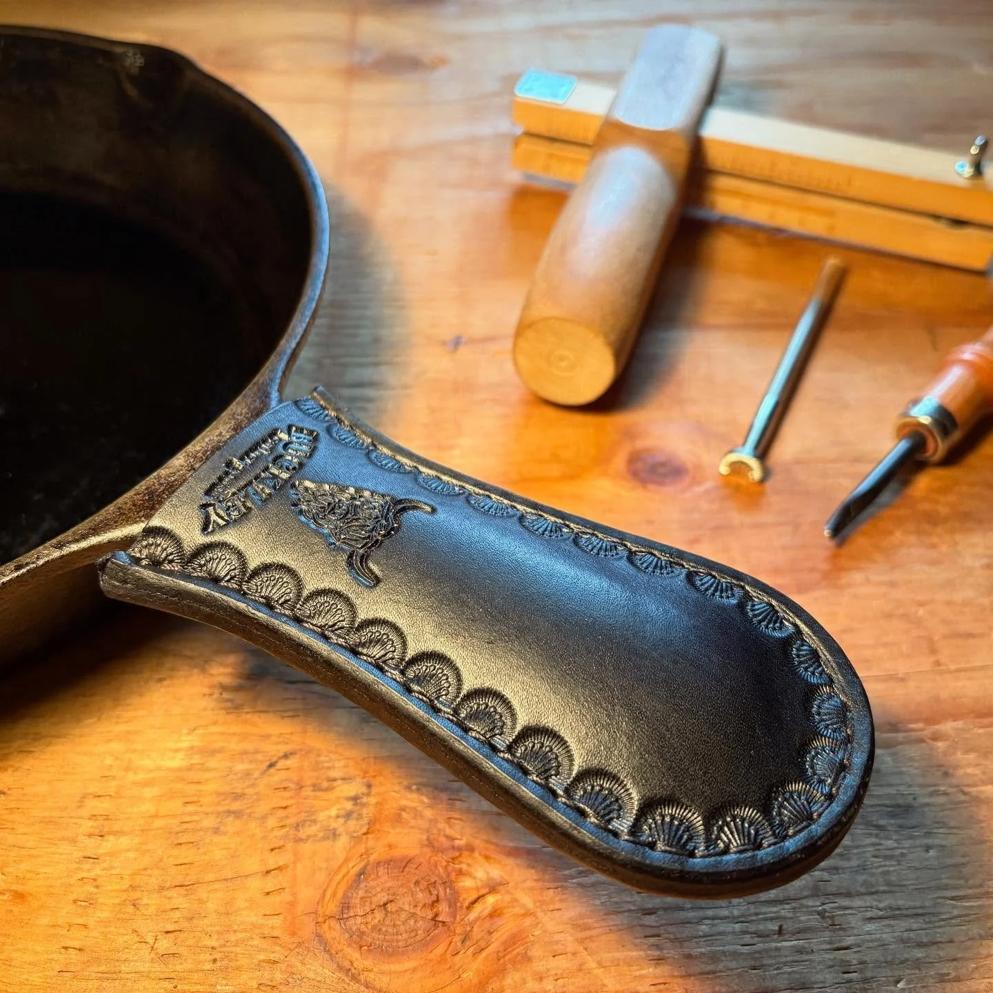 Cast iron skillet handle covers! Protect those paws! #leather #craft #castiron #skillet #cooking #cook #chef #camping #outdoors #insta #handmade #love #food