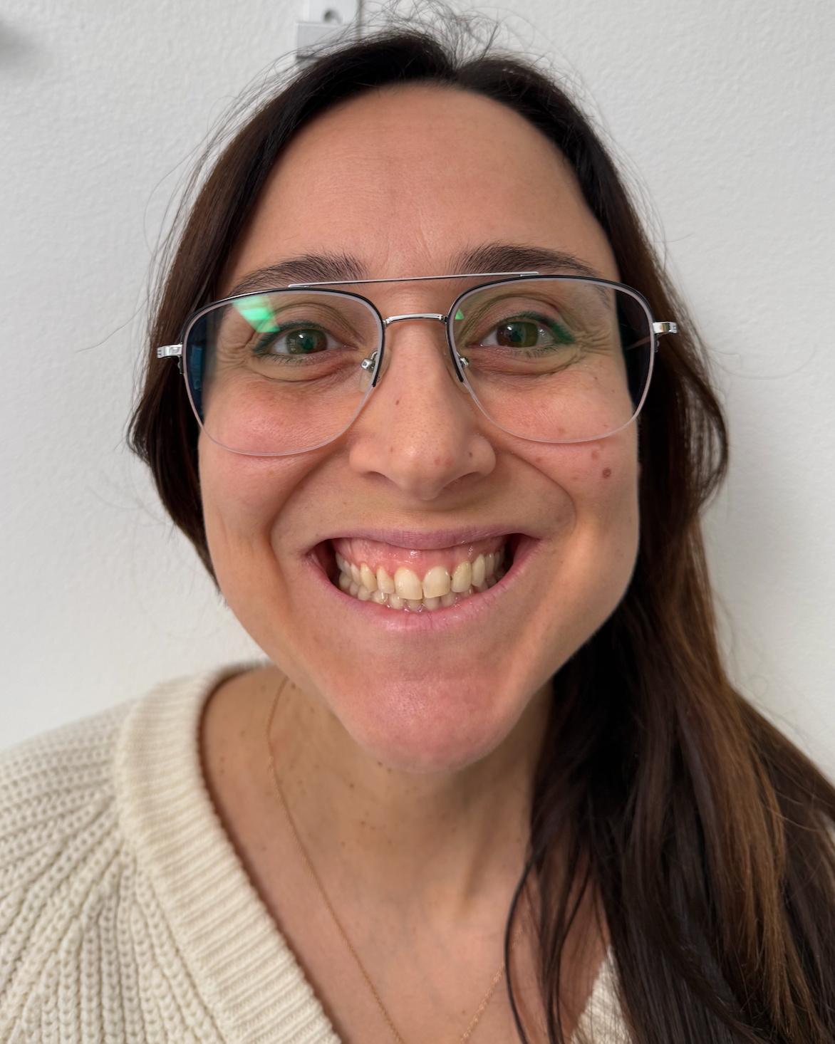 Sorriso naturale prima del trattamento di odontoiatria estetica