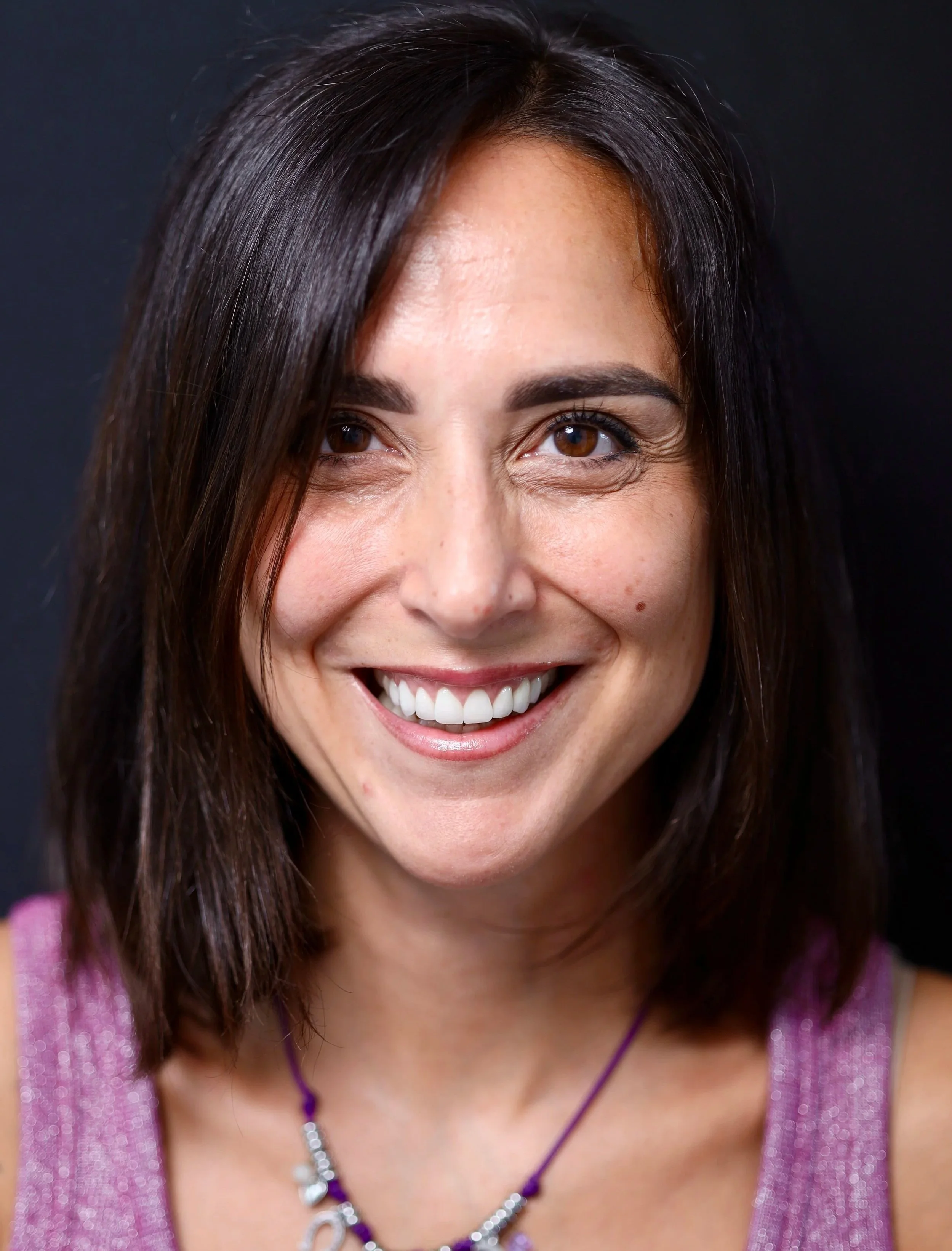 Sorriso naturale dopo il trattamento di odontoiatria estetica