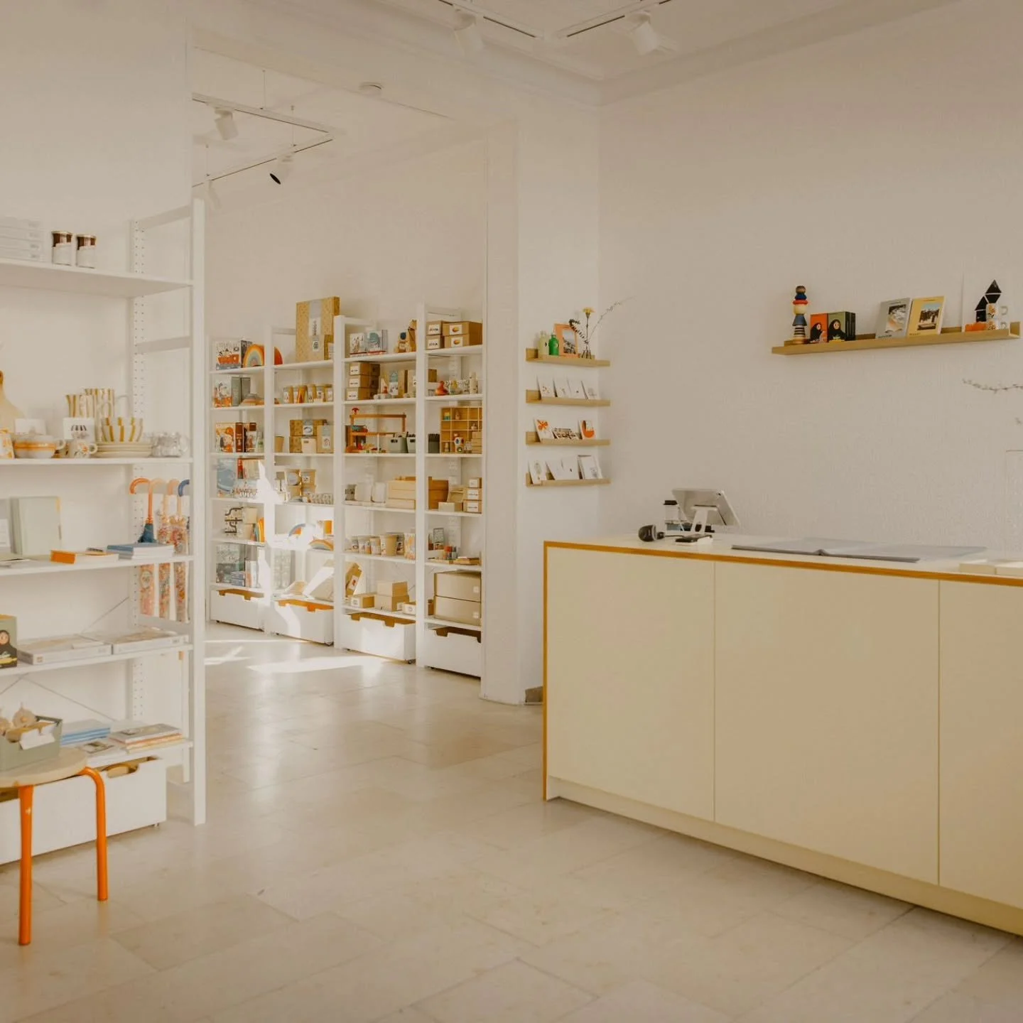Ladentheke für den tollen @bobbi_familystore in Mannheim Feudenheim. 
Unsere neu gestaltete Theke in leuchtendem Gelb bildet das Herzstück des bobbi Familystores. Sie schafft eine einladende Atmosphäre und bietet zugleich praktischen S