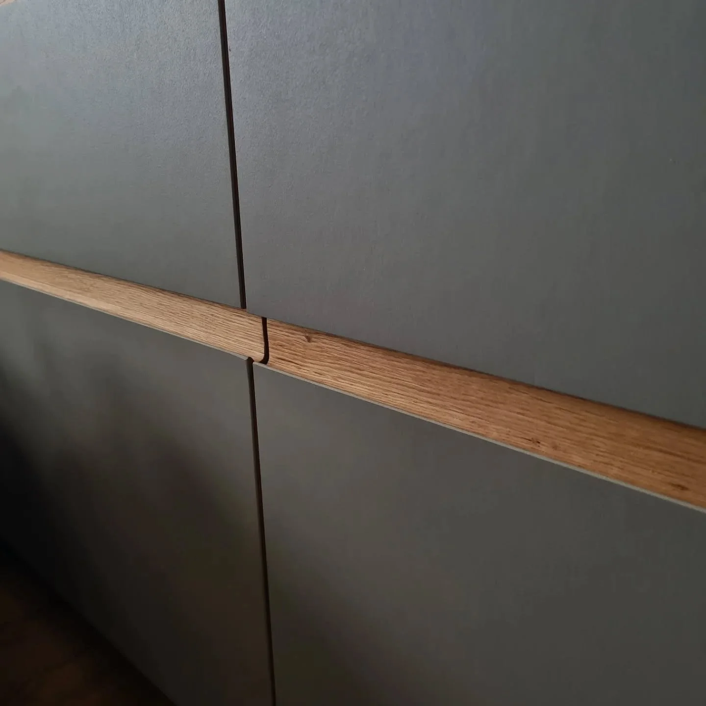 Linoleum Küchenfronten im Entstehungsprozess.
1. Trägerplatte auswählen (Tischlerplatte)
2. Eiche Kante anfahren
3. Eiche Griffleiste anleimen
4. Linoleum + Gegenzug drauf kleben
5. Falz fräsen
6. Griffmulde fräsen 
7. Alles