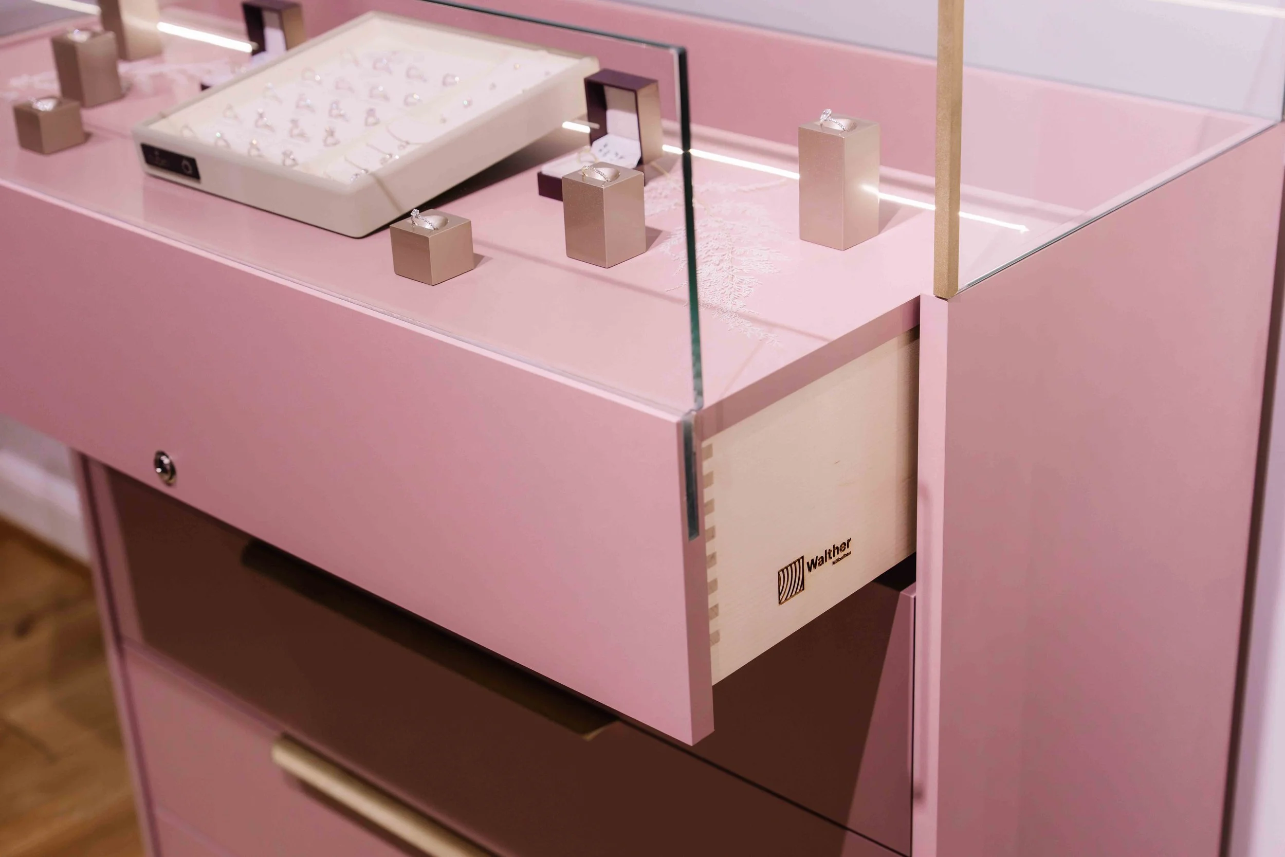 Hochwertige Massivholzschubkästen im individuellen Ladenbau