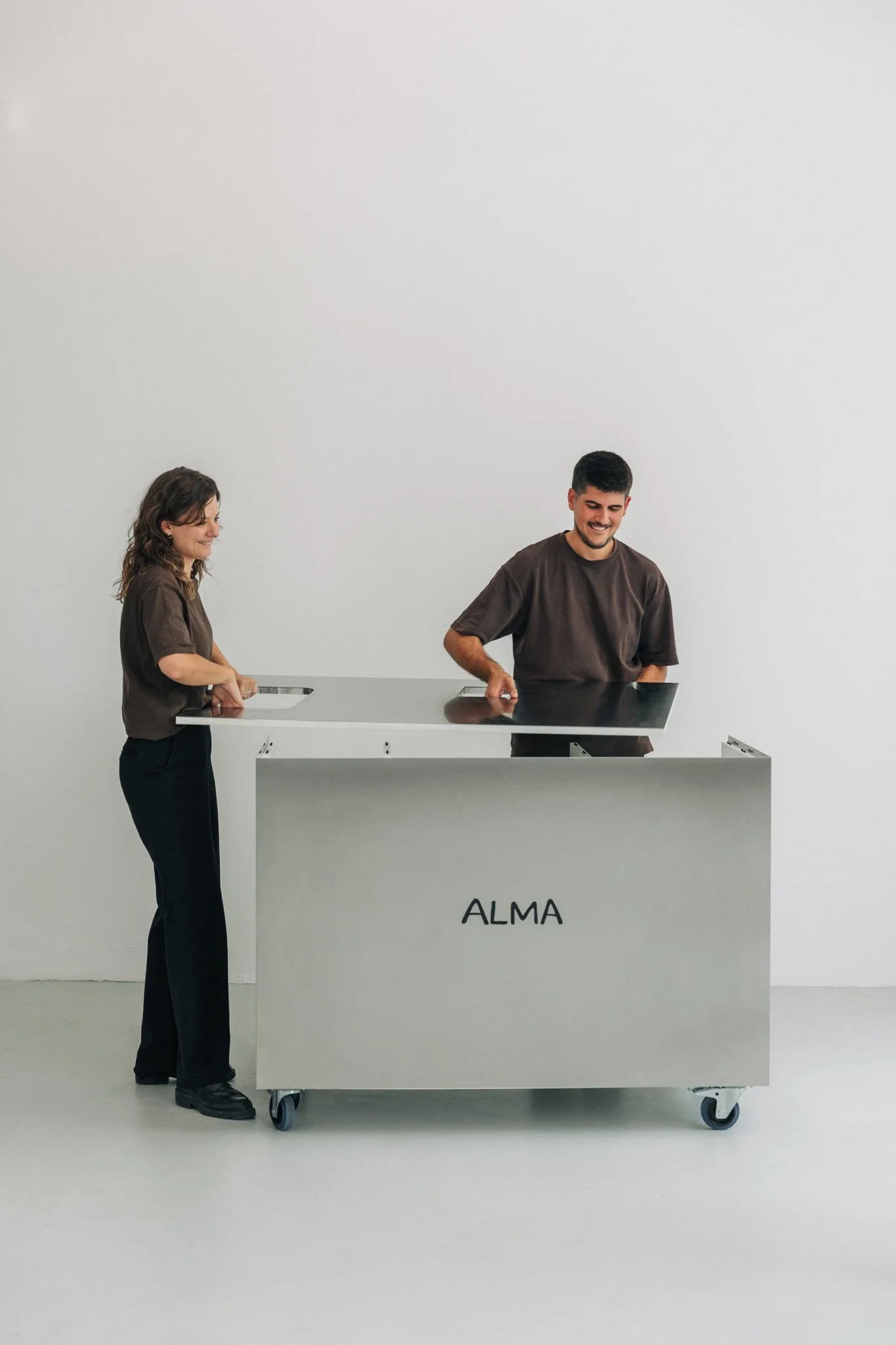 Mobiles Coffee Cart aus Edelstahl für Alma Coffee. Einfach auf- und abbaubar.