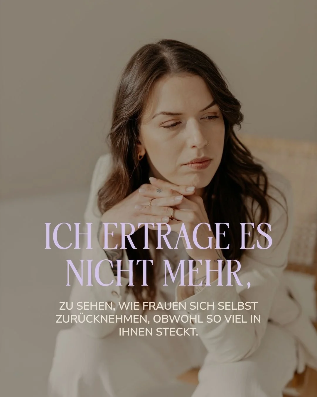 Seit wir klein sind, wird uns erz&auml;hlt, wie wir zu sein haben. Und unser ganzes Leben lang warten wir darauf, dass uns jemand die Erlaubnis gibt, jetzt&nbsp;etwas zu sein. Erst der Schulabschluss, dann der &bdquo;richtige&ldquo; Job.  Und immer d