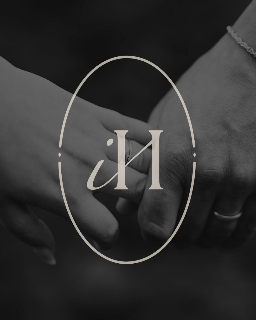 Es gibt Fotografie, die einfach nur abbildet. Und es gibt Fotografie, die dich zur&uuml;ck zu dir bringt.

Ina Holzm&uuml;ller steht f&uuml;r Letzteres.

Ihre Arbeit ist ein Raum 
- f&uuml;r Frauen*, die sich selbst wieder sehen wollen
- f&uuml;r Paa