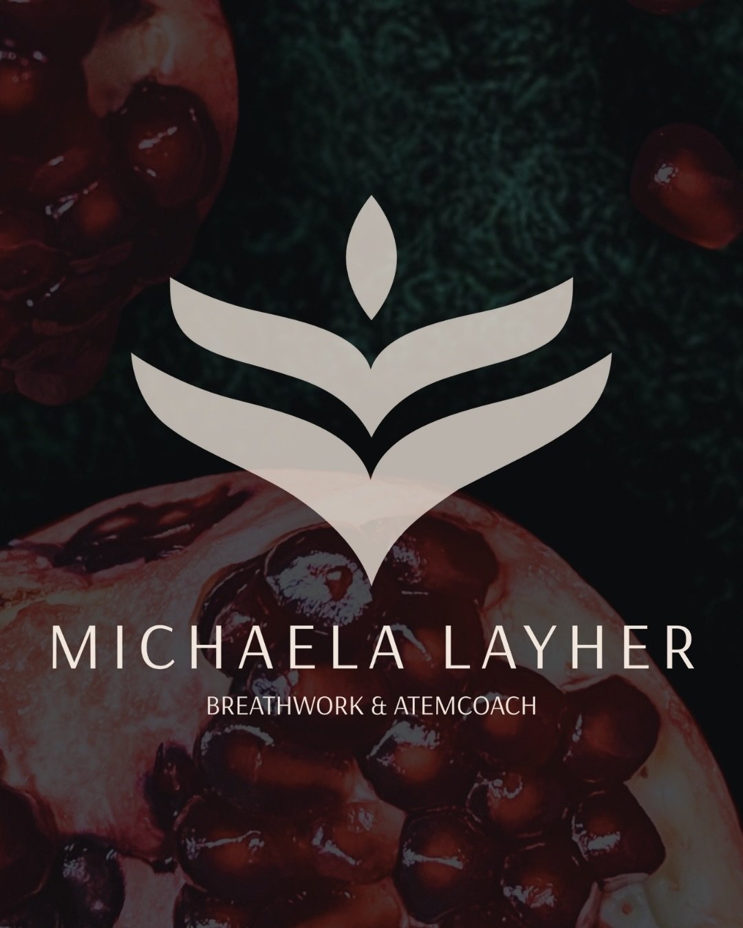 Diese Marke ist aus einem sehr klaren Wunsch entstanden: Nicht mehr zu funktionieren, sondern zu sp&uuml;ren.

Michaela arbeitet mit dem Atem, K&ouml;rper und Nervensystem. Sie arbeitet mit Tiefe, aber nicht auf eine schwere, ernste Art. 
Bei ihr dar