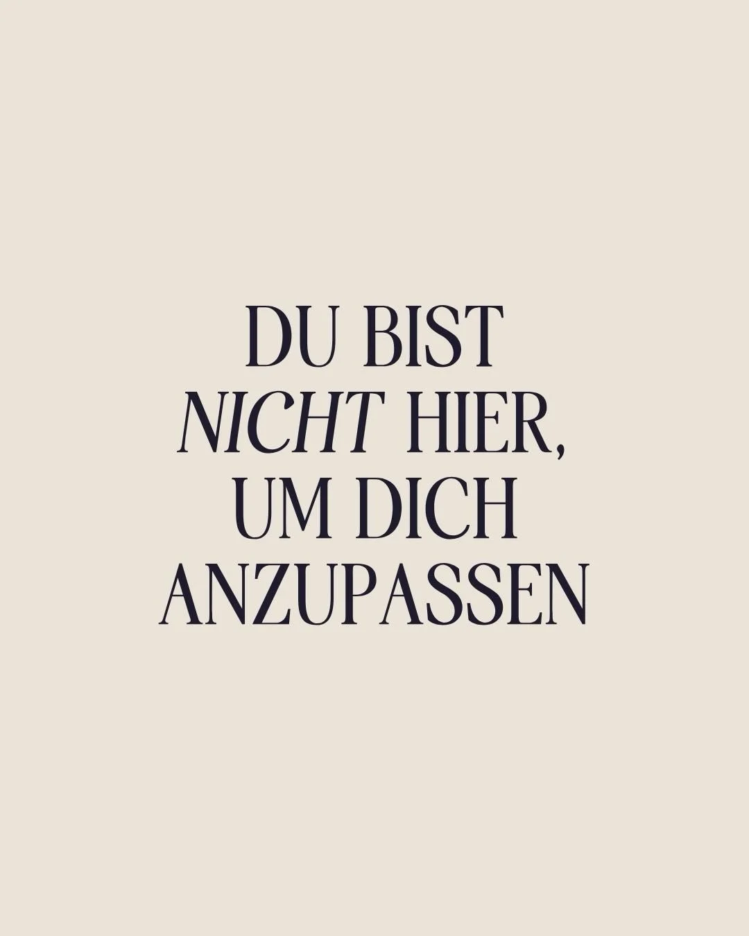 Du bist nicht da, um kleiner zu werden, damit andere sich wohler f&uuml;hlen oder um eine Version von dir zu zeigen, die irgendwie f&uuml;r alle passt und sich f&uuml;r dich eng, beklemmend und falsch anf&uuml;hlt.

Du bist hier, um gesehen zu werden