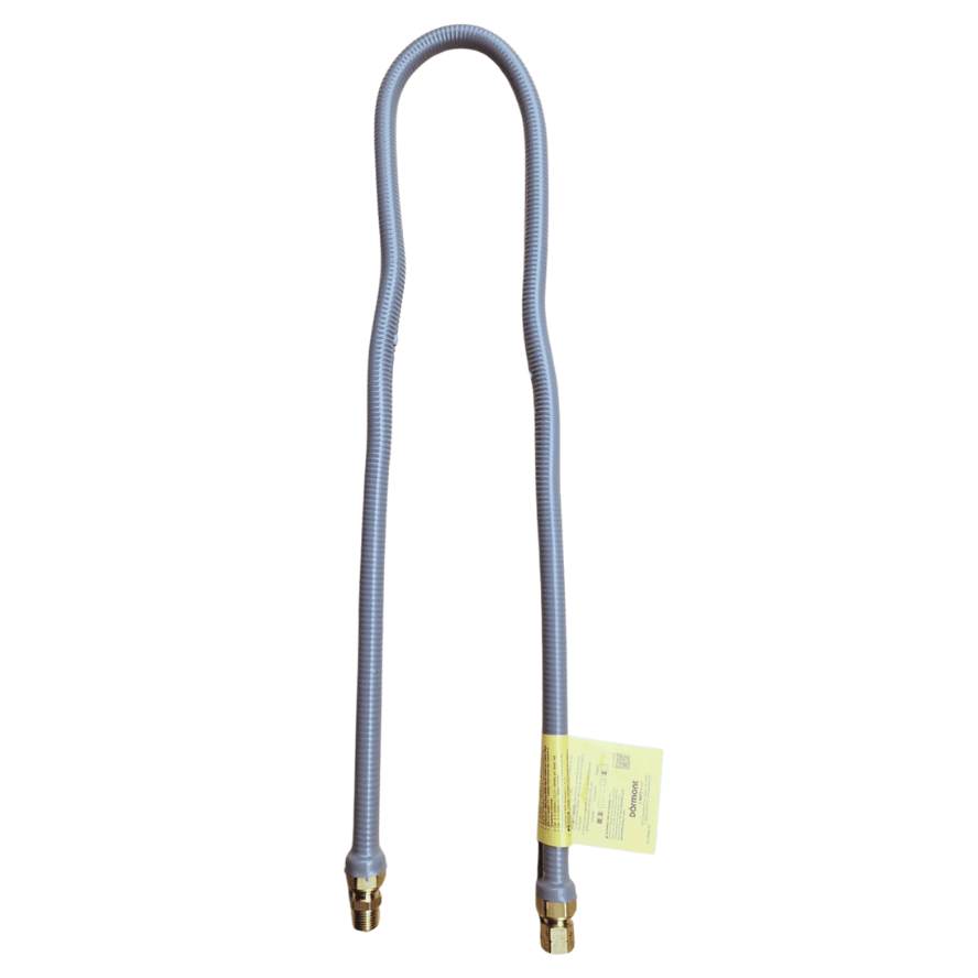 Manguera flexible de metal con roscas en ambos extremos, utilizada para conexiones de líquidos o gases.