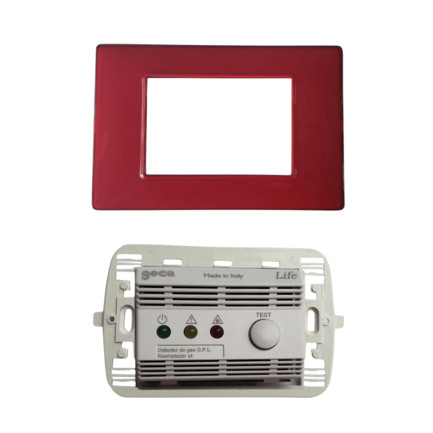 Un marco rojo y un detector de gas LPG blanco con indicadores de luz, botón de prueba y perillas, colocados sobre un fondo blanco.